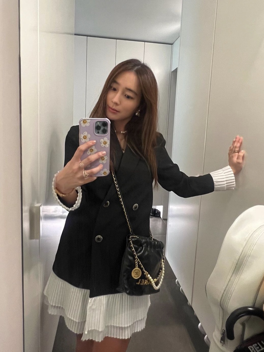 Chanel 22 Mini Handbag Shiny Crumpled Calfskin Crystal Pearls & Gold Black 착용 스타일