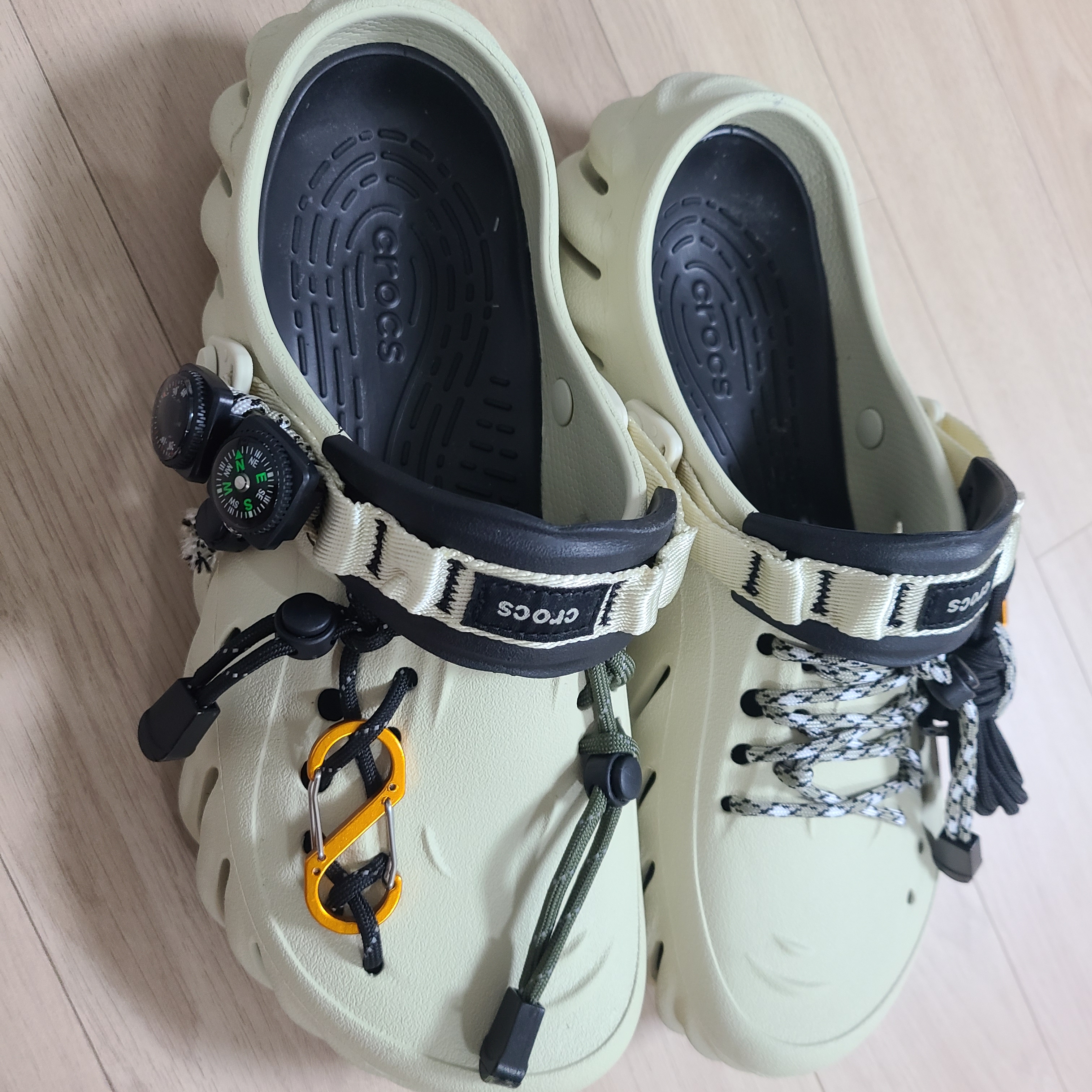 Crocs Echo Clog Bone Black 착용 스타일 - 2