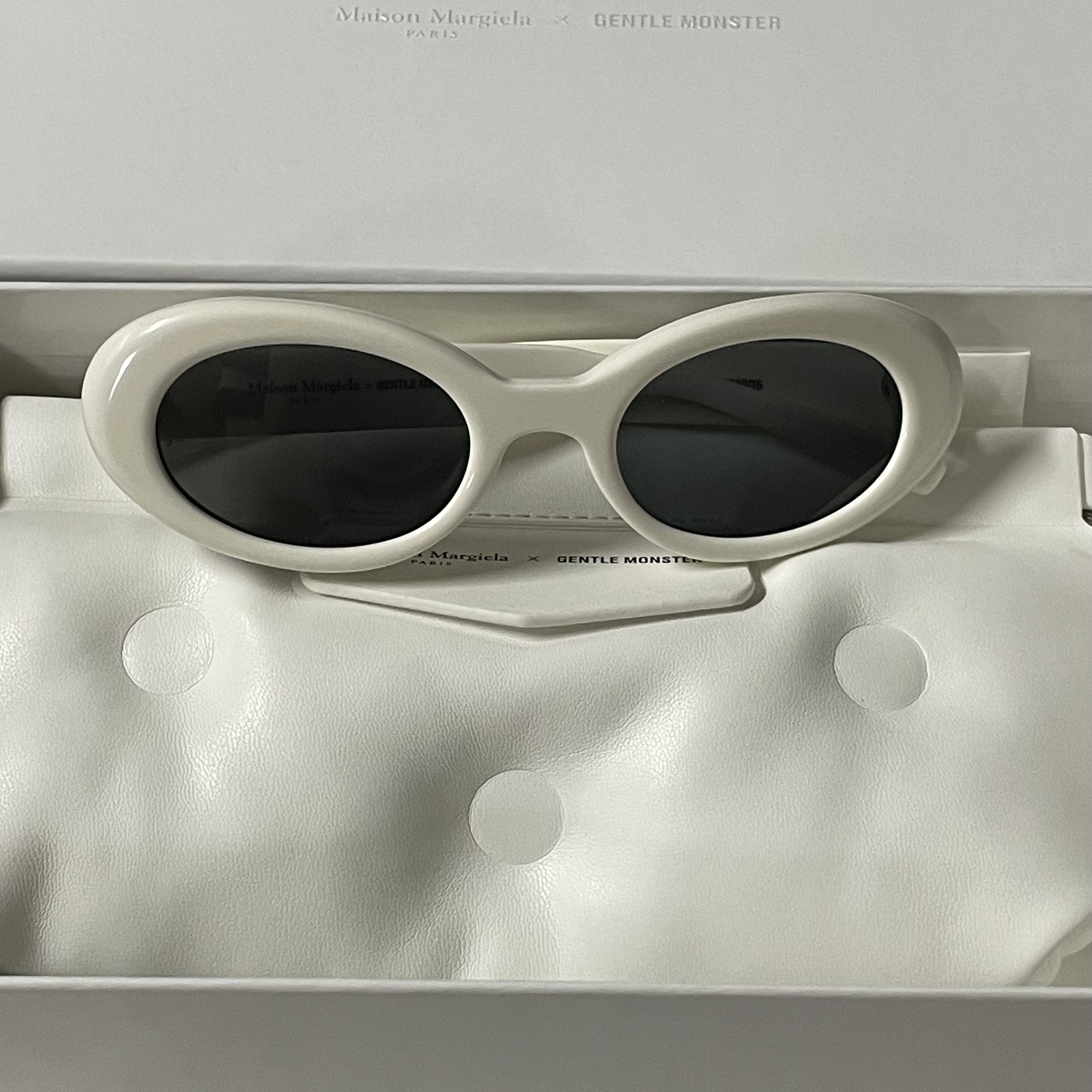 Gentle Monster x Maison Margiela MM005 White Black 착용 스타일 - 3