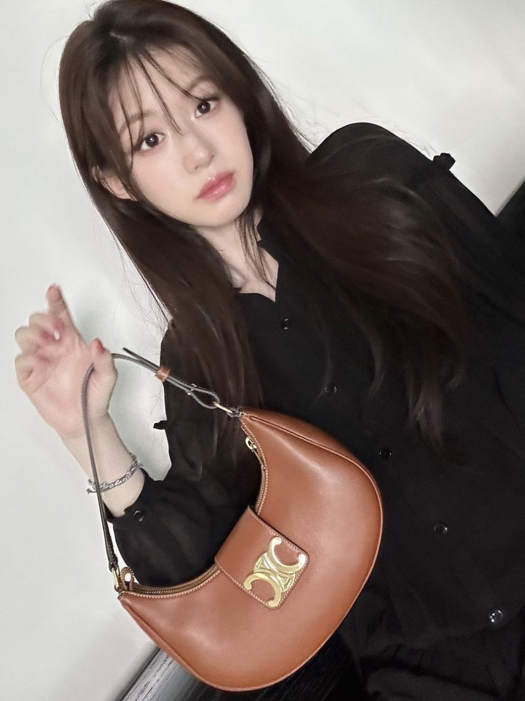 Celine Medium Ava Triomphe Bag in Smooth Calfskin Tan 착용 스타일 - 2
