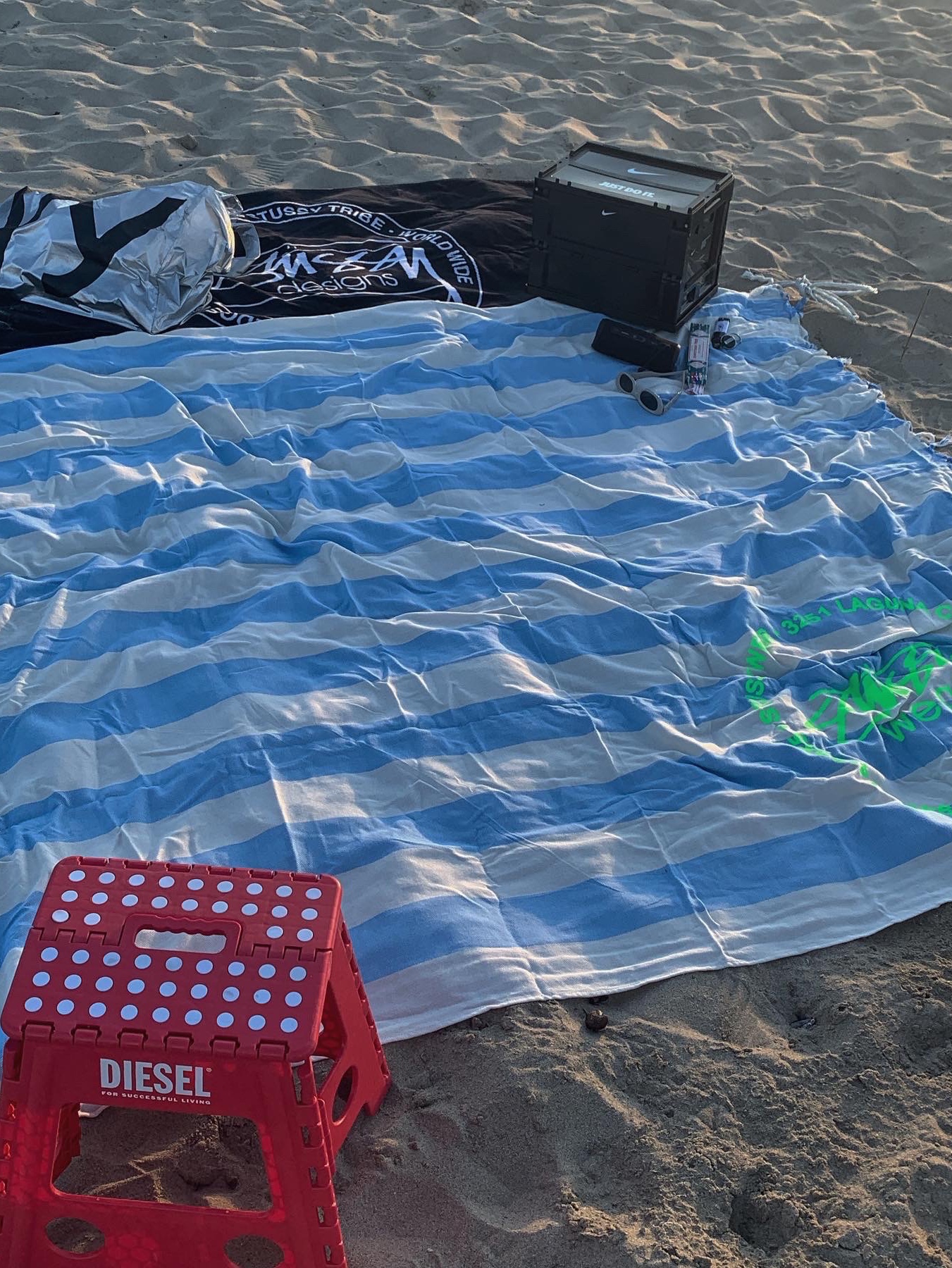 Stussy Dot Jacquard Towel Black, Nike Members Days Live Folding Box Black 착용 스타일