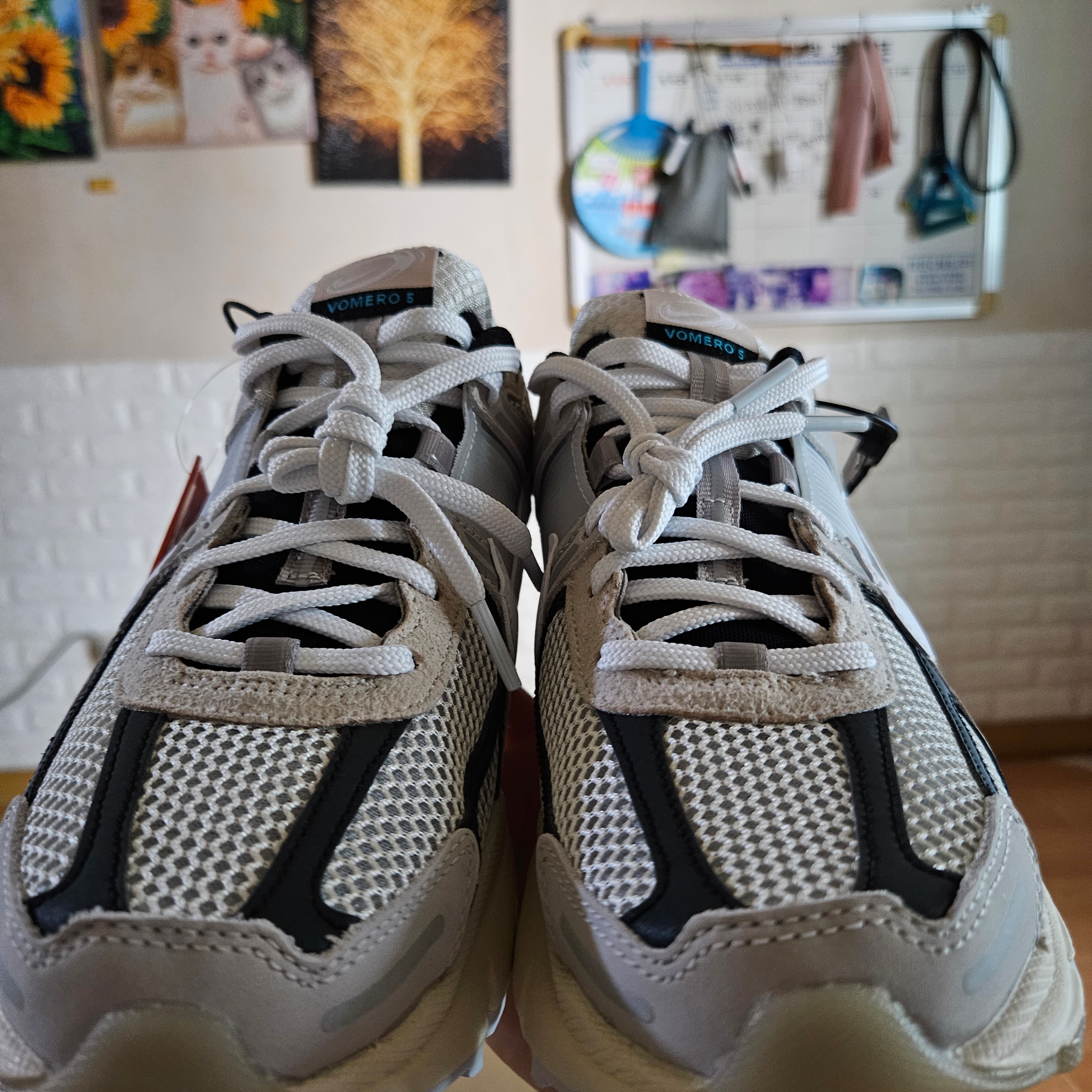 Nike Zoom Vomero 5 Light Bone and Black 착용 스타일 - 2