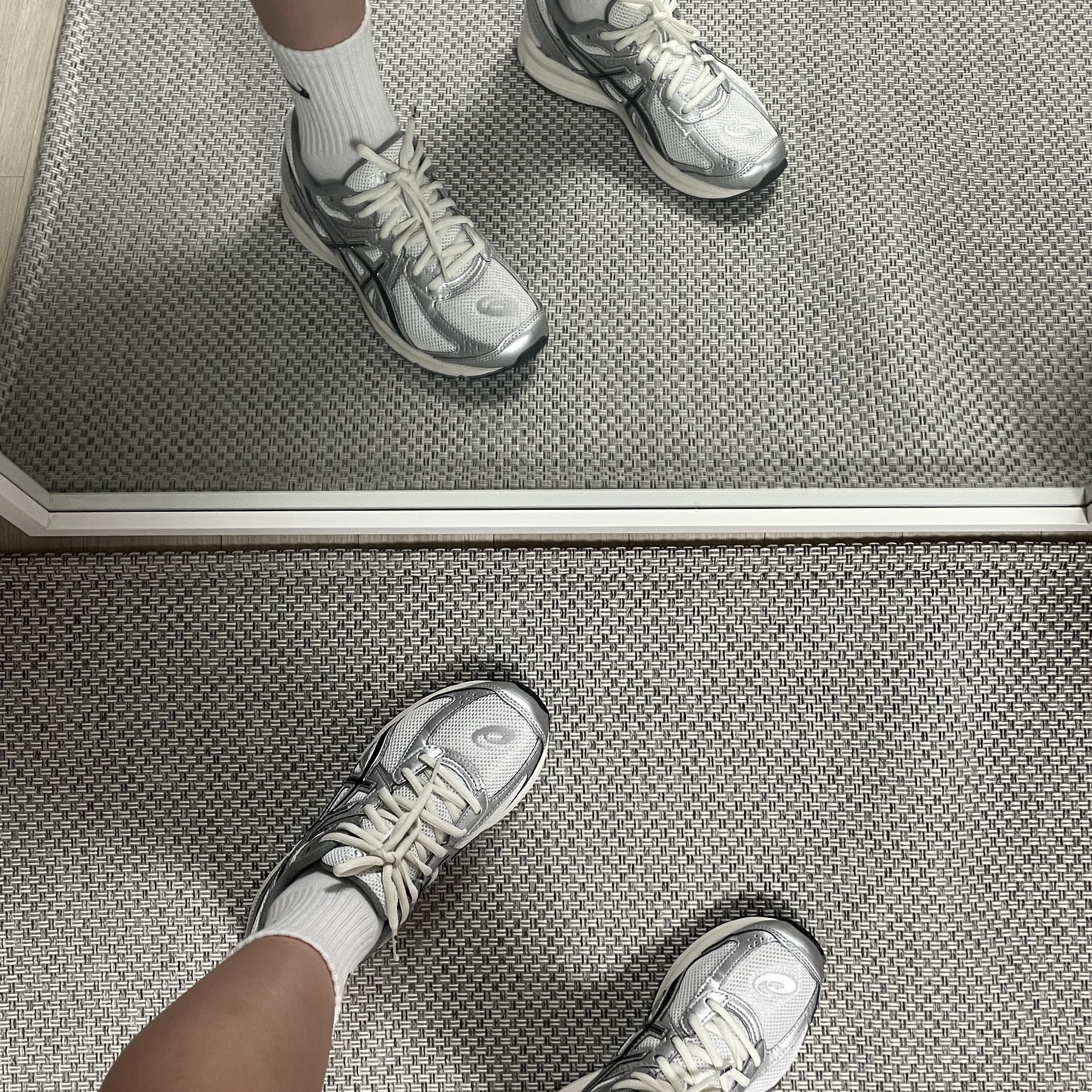 Asics Jog 100 S White Black - 2E Wide 착용 스타일 - 2
