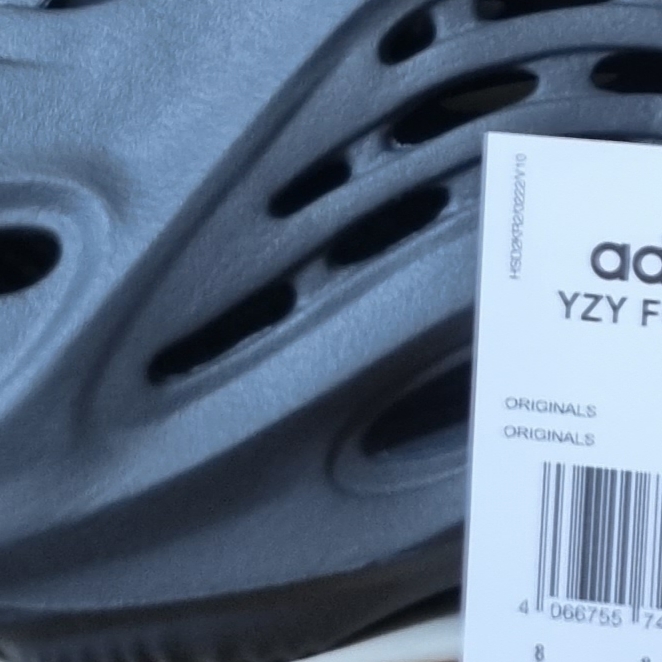 Adidas Yeezy Foam RNNR Carbon 착용 스타일