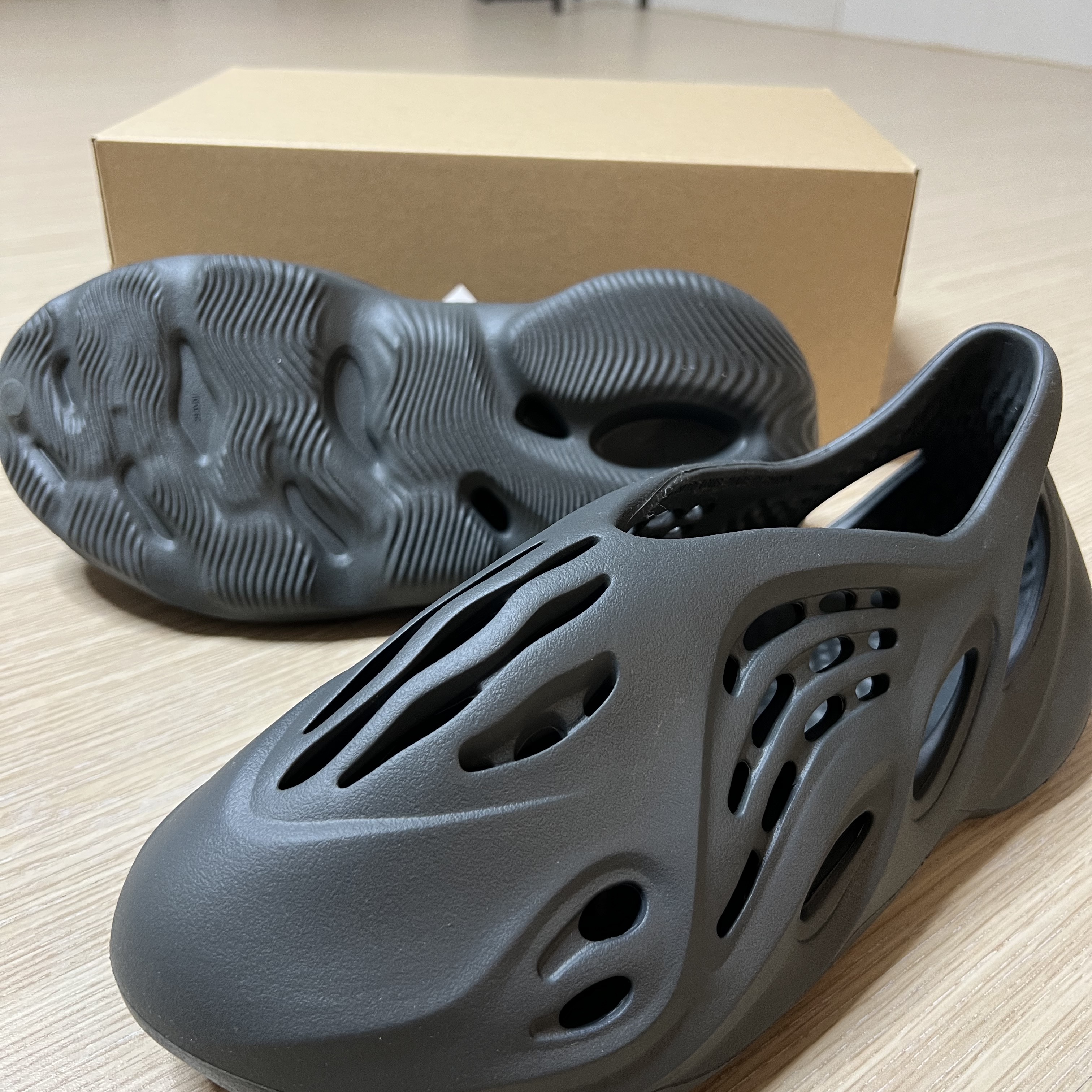 Adidas Yeezy Foam RNNR Carbon 착용 스타일 - 1