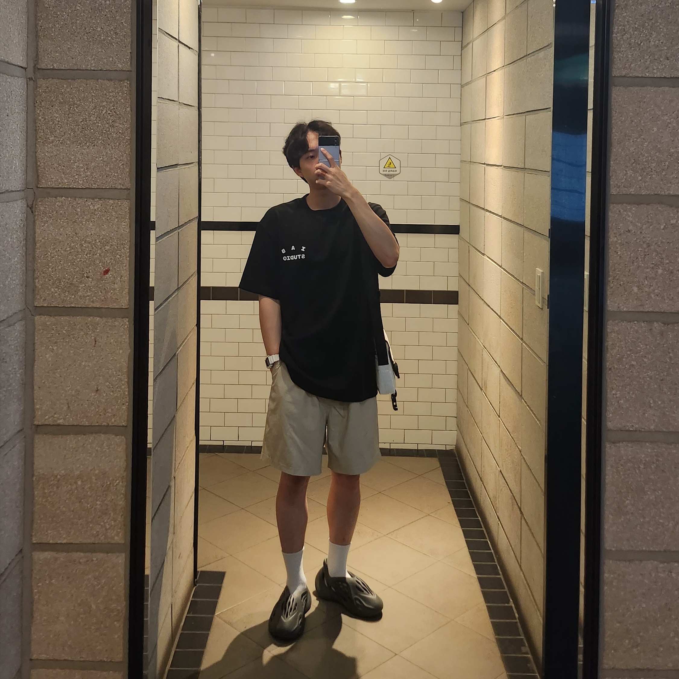 Adidas Yeezy Foam RNNR Carbon, IAB Studio 10th Anniversary T-Shirt Black 착용 스타일