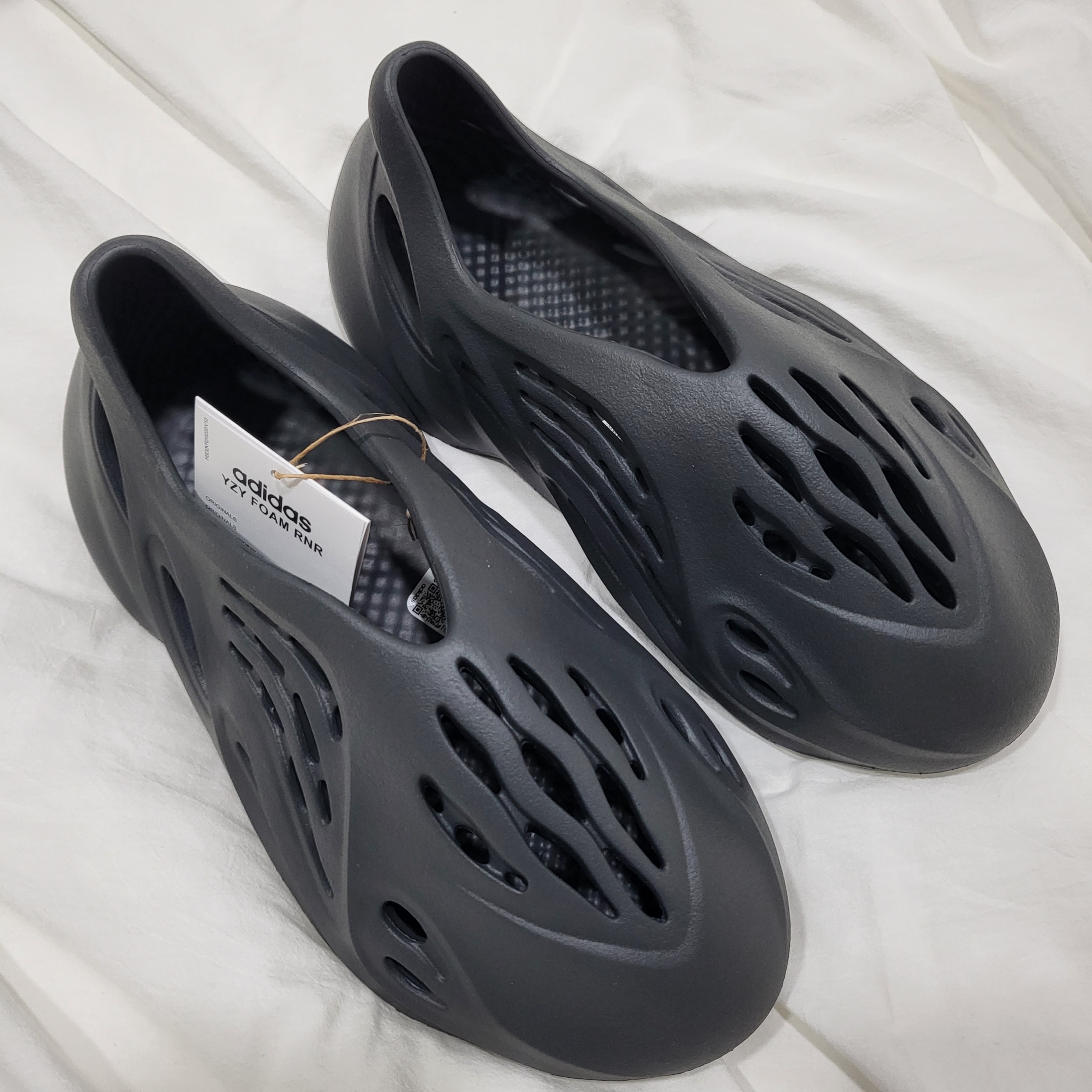 Adidas Yeezy Foam RNNR Carbon 착용 스타일