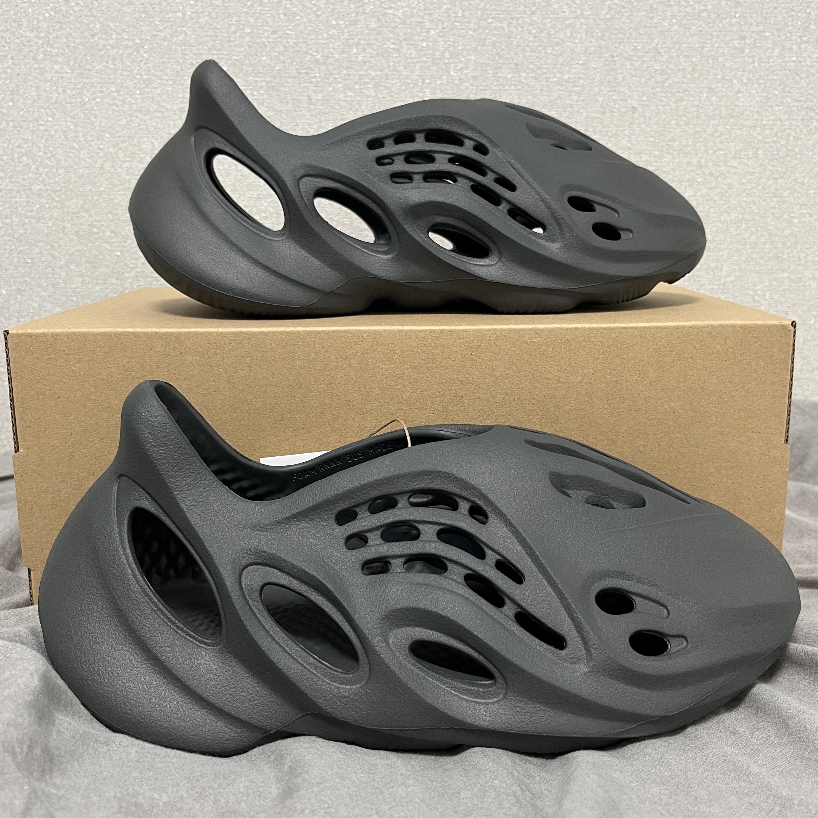 Adidas Yeezy Foam RNNR Carbon 착용 스타일