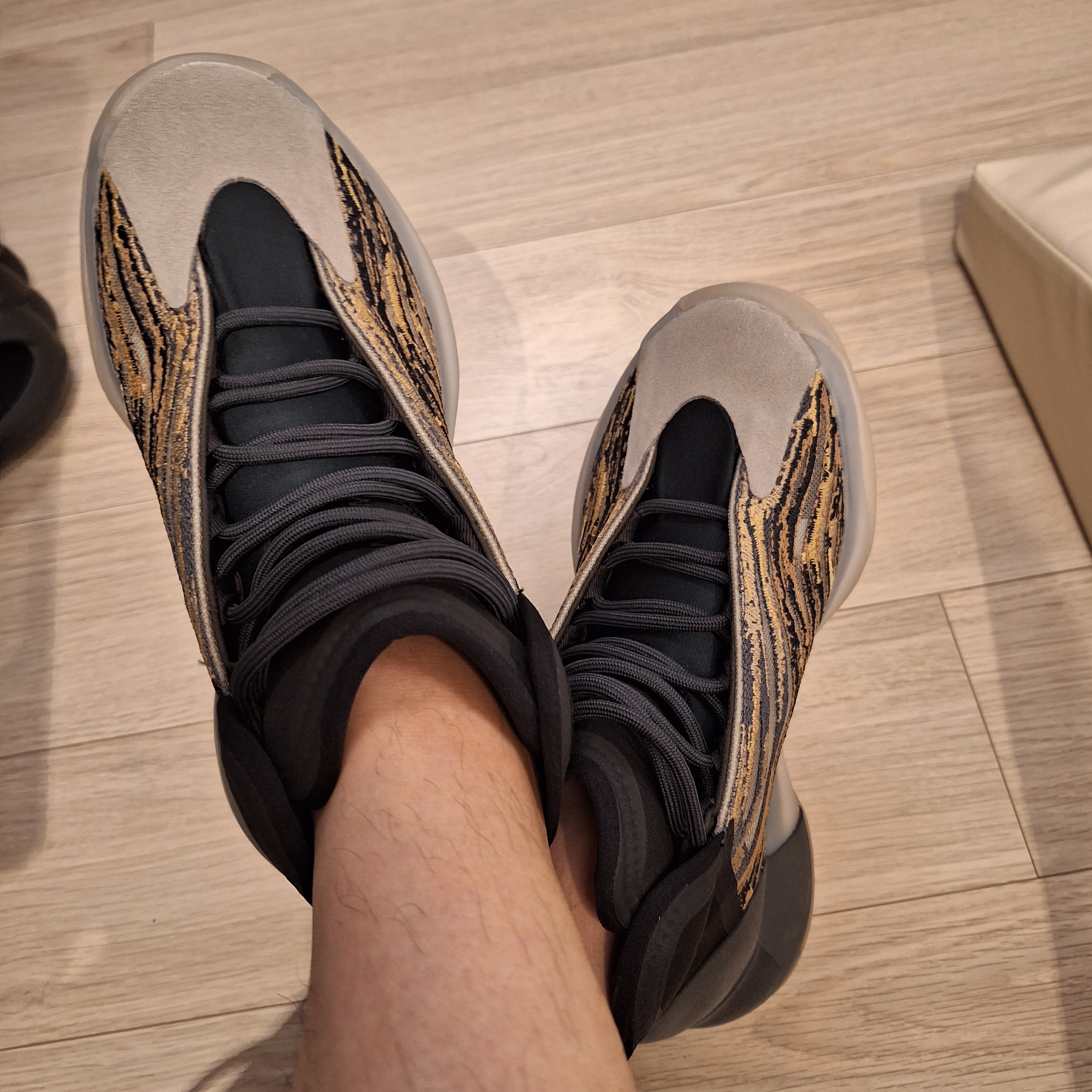 Adidas Yeezy QNTM Amber Tint 착용 스타일 - 1