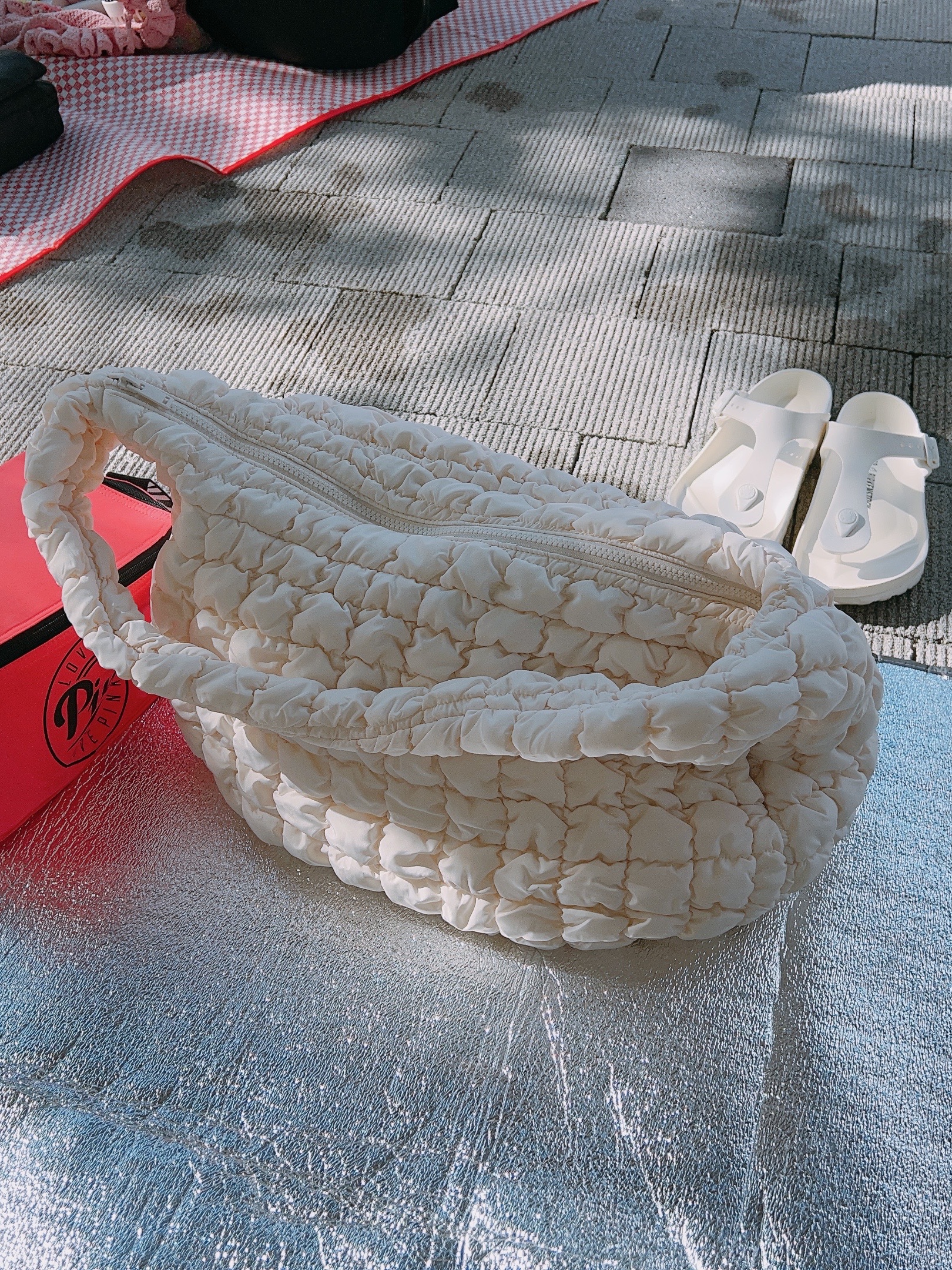 COS Quilted Oversized Shoulder Bag Off White Light Beige 착용 스타일 - 2