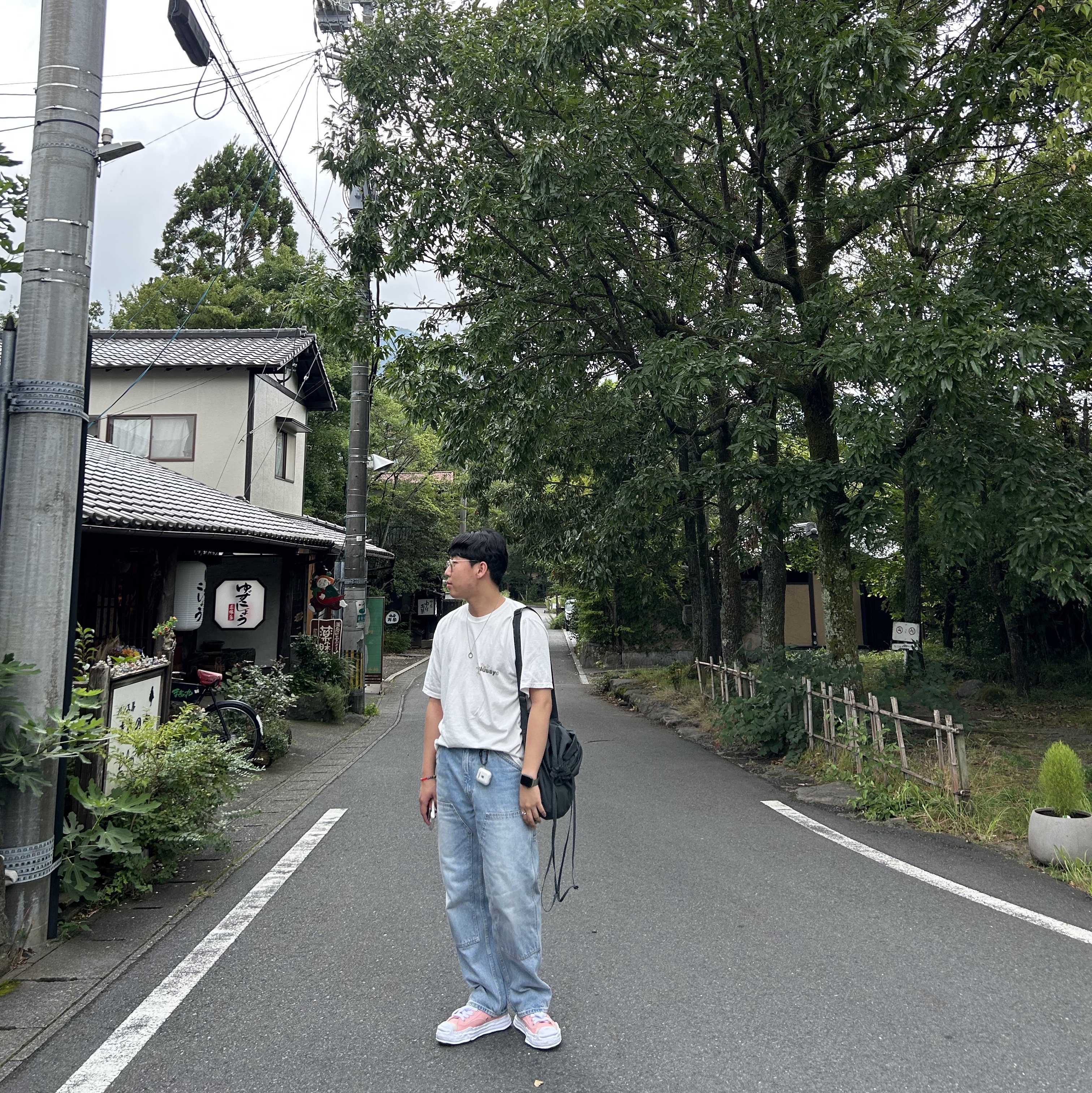 Uniqlo U Drawstring Shoulder Bag Dark Grey, Converse x Play Comme des Garcons Chuck 70 Ox Black 착용 스타일 - 2