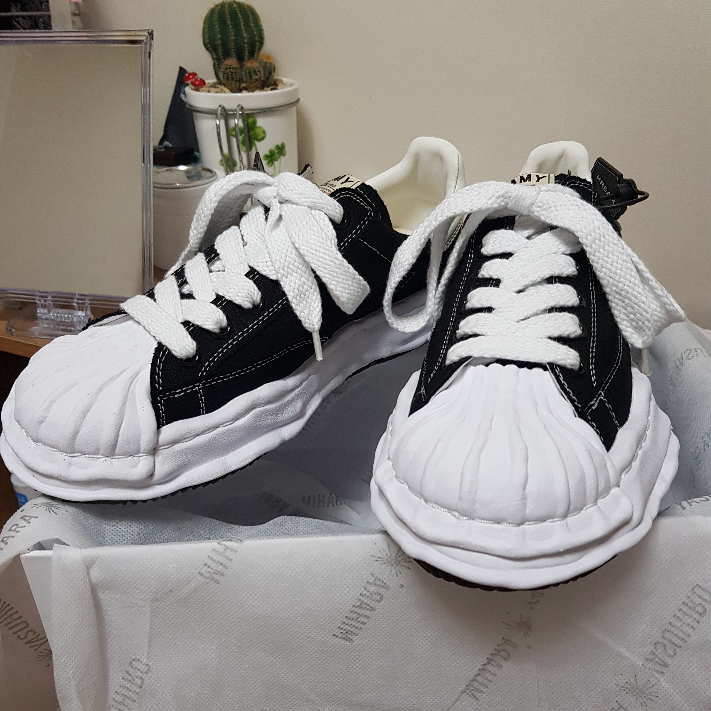 Maison Mihara Yasuhiro Blakey OG Sole Canvas Low-top Sneakers Black White 착용 스타일
