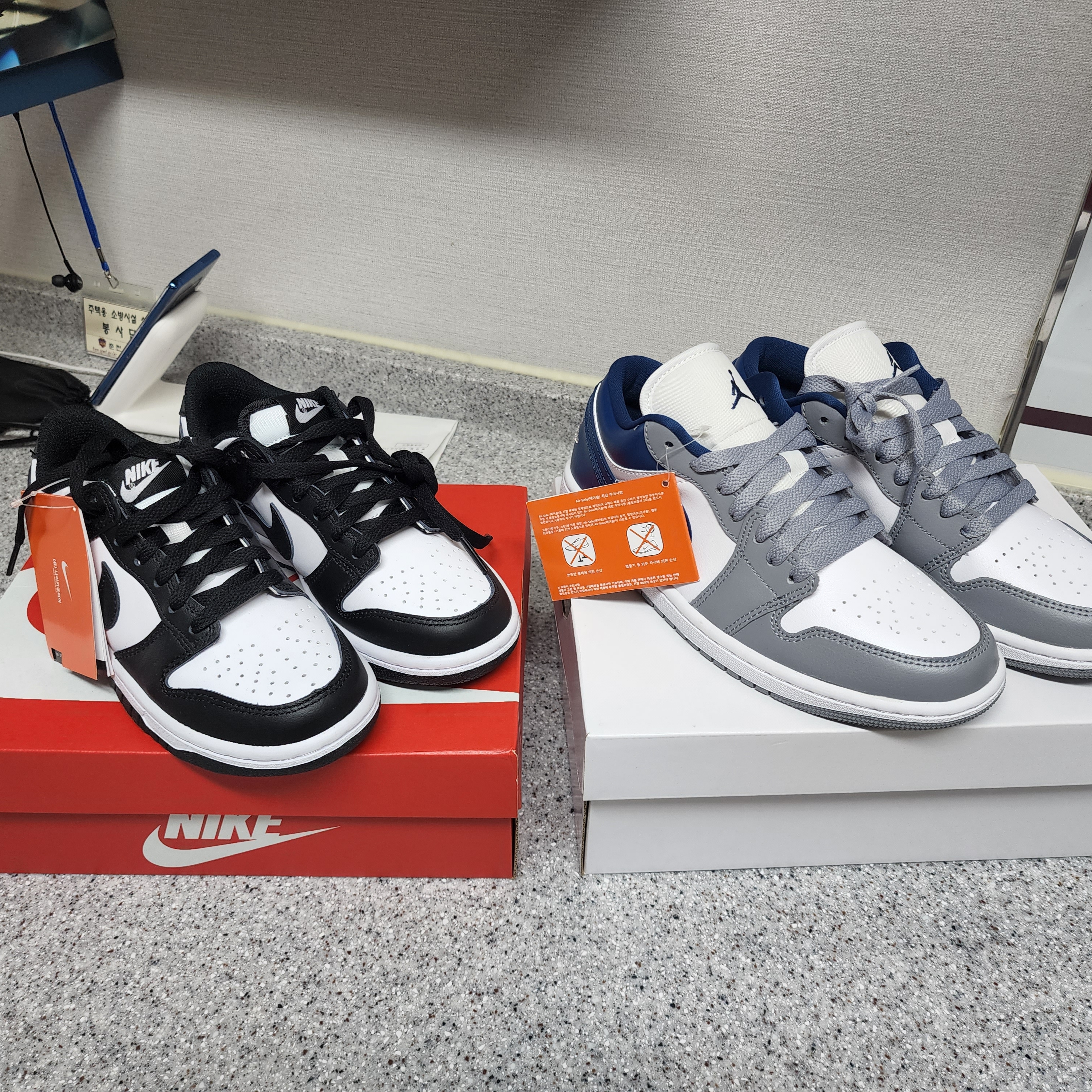 (W) Jordan 1 Low White Grey Blue, Nike Dunk Low Retro Black 착용 스타일 - 1