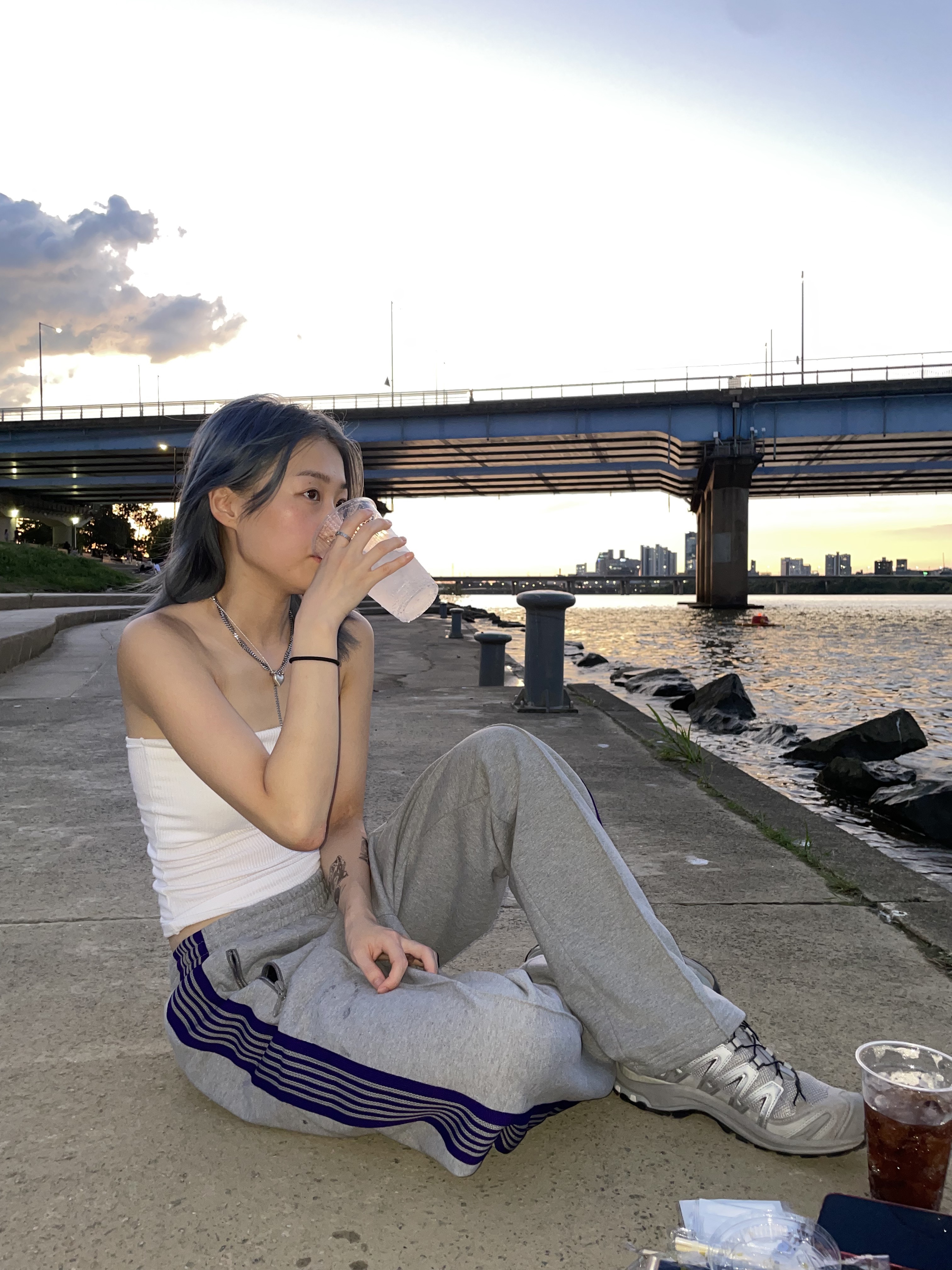 Needles Narrow Track Pants Velour Heather Grey, Salomon XA Pro 3D Alloy Silver 착용 스타일 - 2