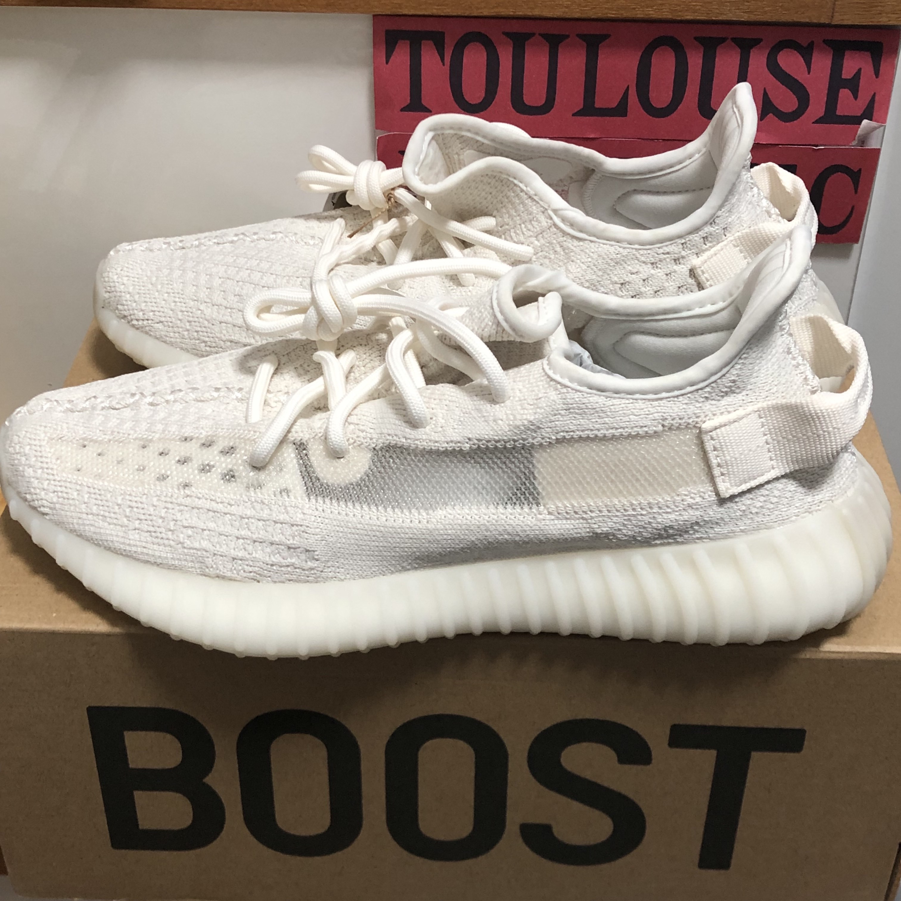 Adidas Yeezy Boost 350 V2 Bone 착용 스타일