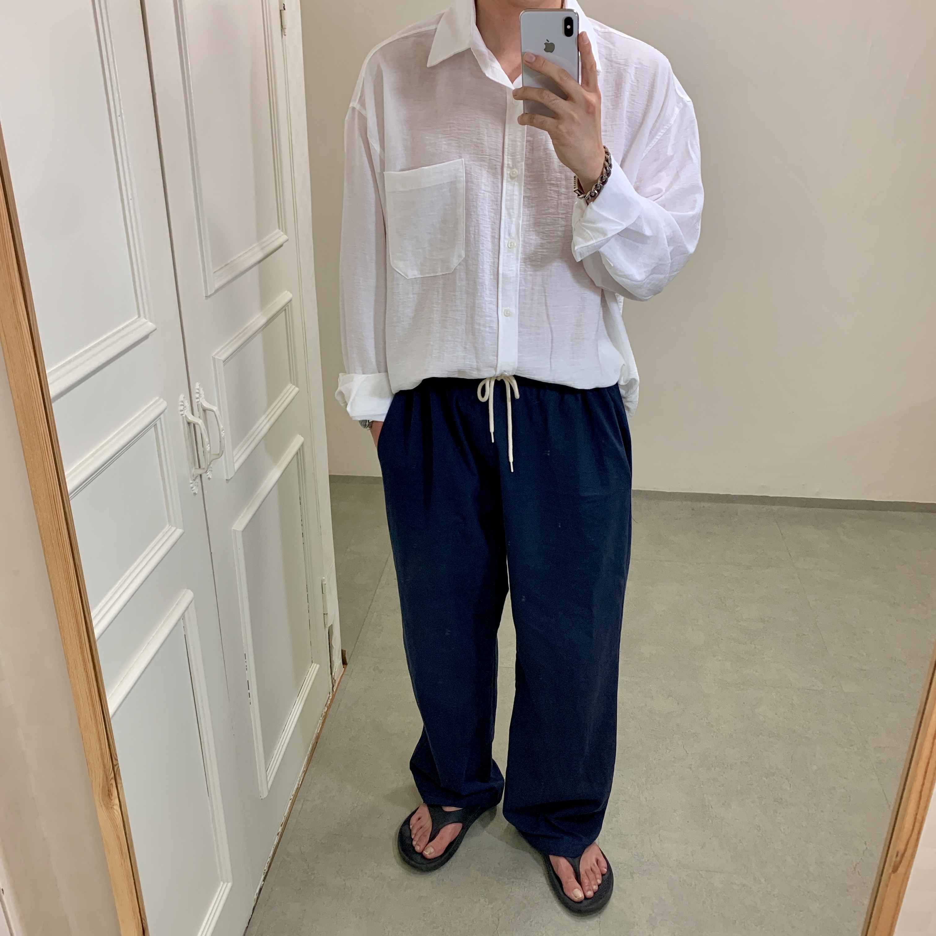 Oofos OOriginal Black 착용 스타일 - 1