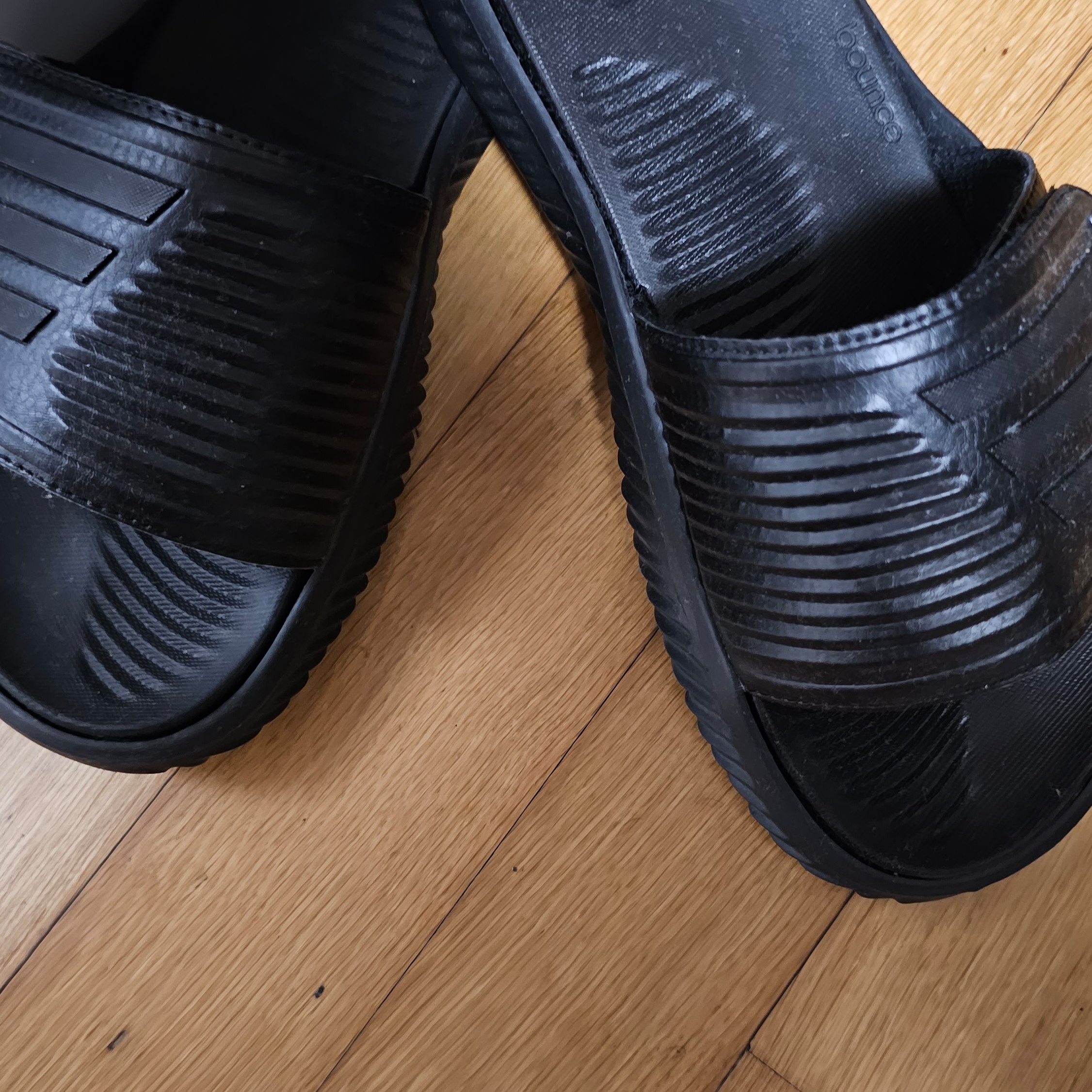Adidas Alphabounce Slide Core Black 착용 스타일