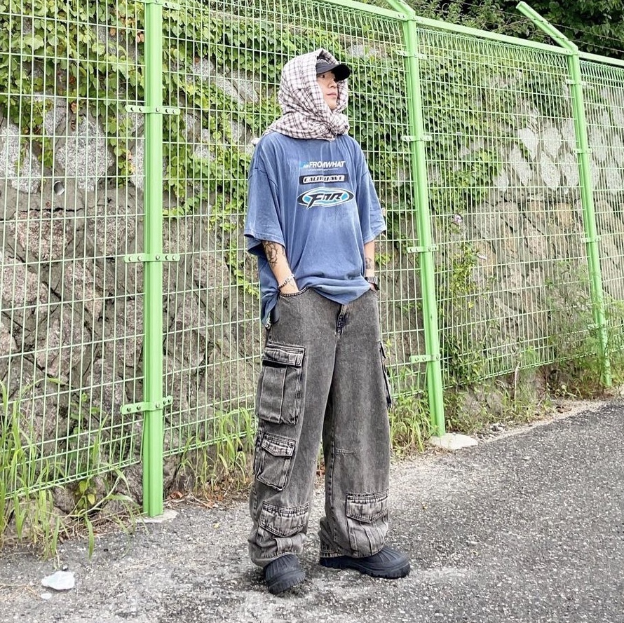 Farfromwhat Far Washed Logo T-Shirt Navy, Zara Utility Cargo Jeans Black 착용 스타일