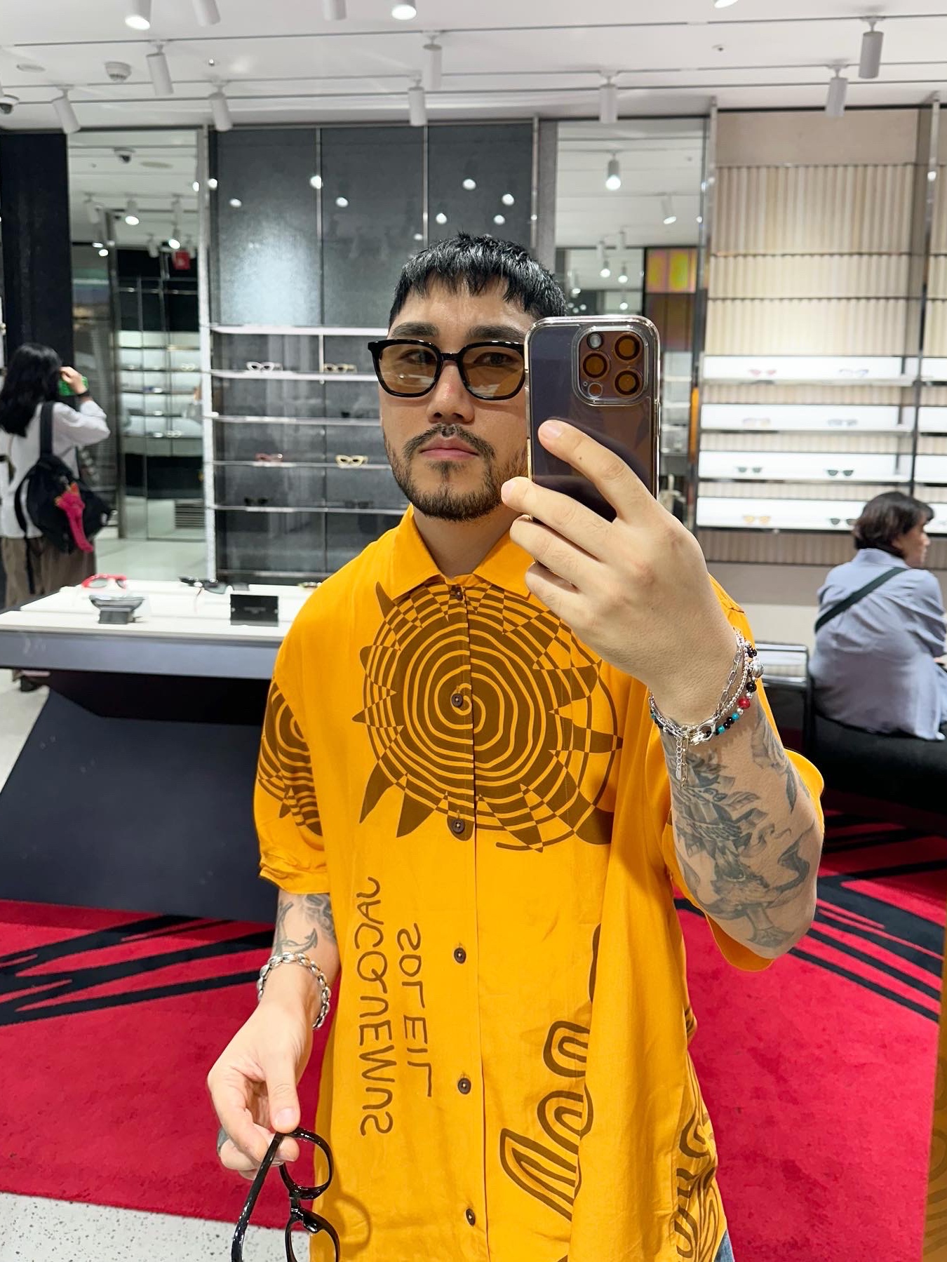 Axel Arigato Magma Sandal Black, Jacquemus La Chemise Jean Arty Sun Printed Bowling Shirt Print Orange Arty Sun 착용 스타일 - 2