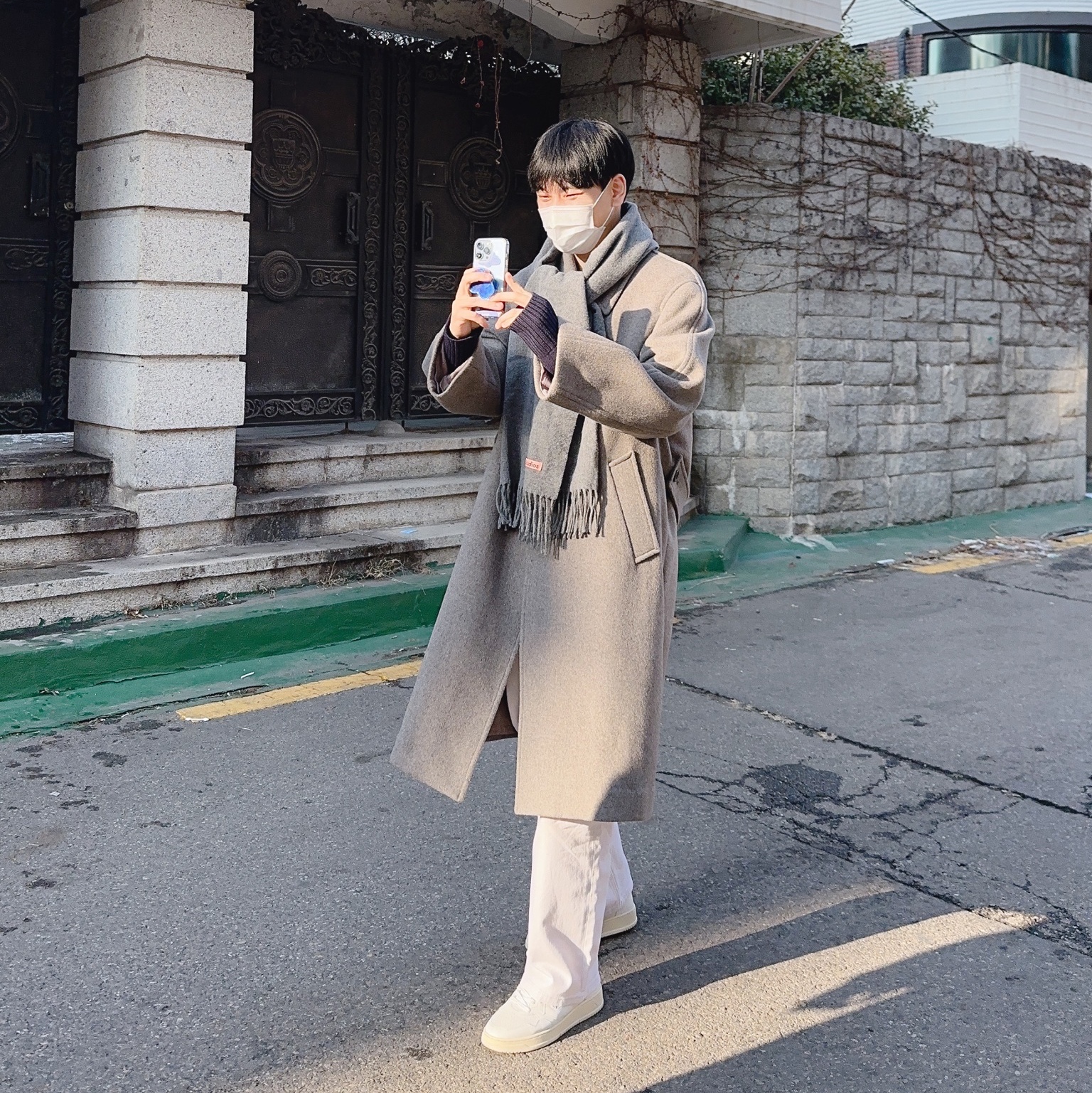 Autry Medalist Low Goatskin Sneakers White, Acne Studios Narrow Wool Fringe Muffler Grey Melange 착용 스타일