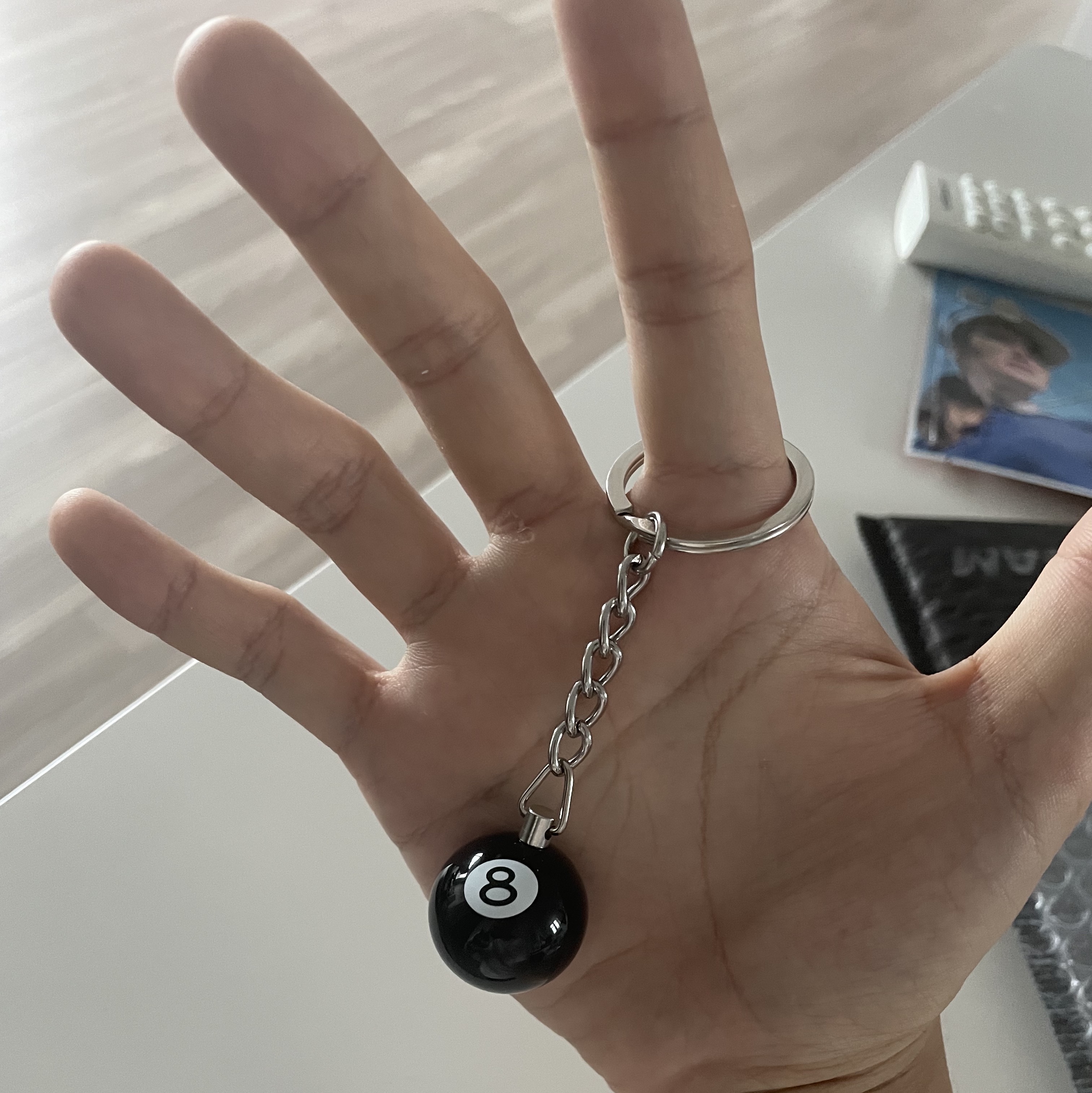 Stussy 8 Ball Keychain Black 착용 스타일 - 1