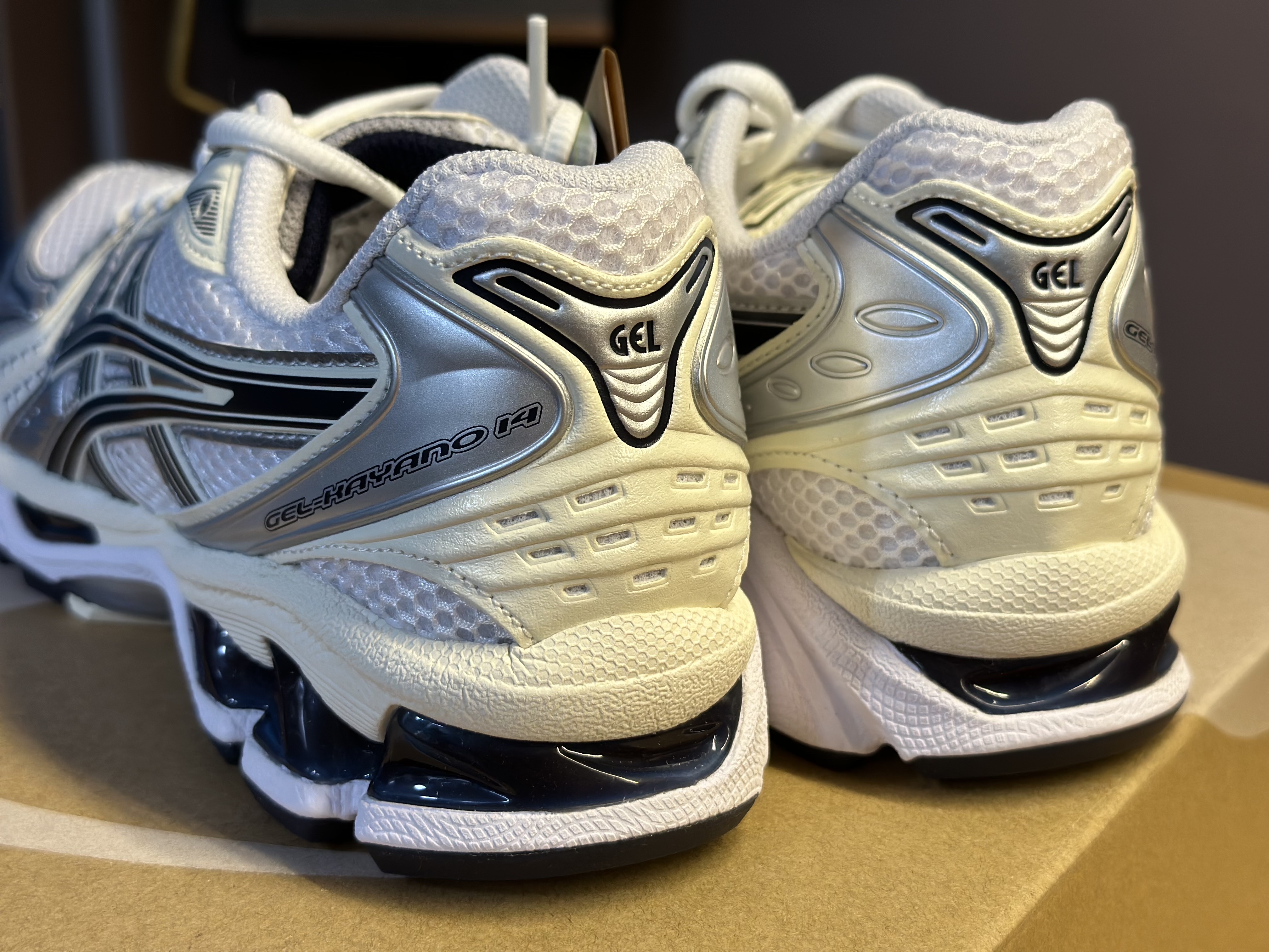 (W) Asics Gel-Kayano 14 White Midnight, Asics Gel-Kayano 14 Cream Black 착용 스타일 - 4