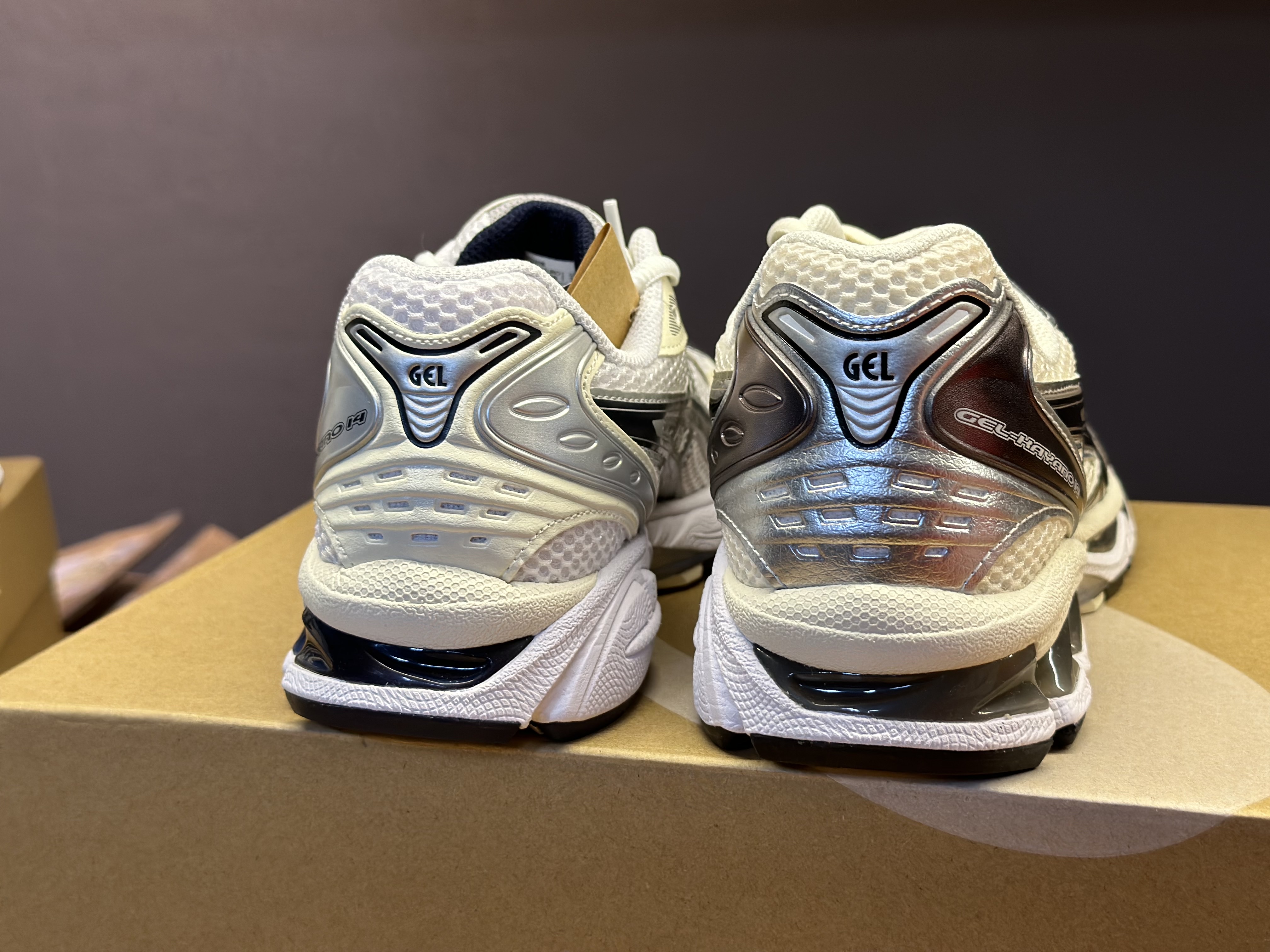 (W) Asics Gel-Kayano 14 White Midnight, Asics Gel-Kayano 14 Cream Black 착용 스타일 - 5