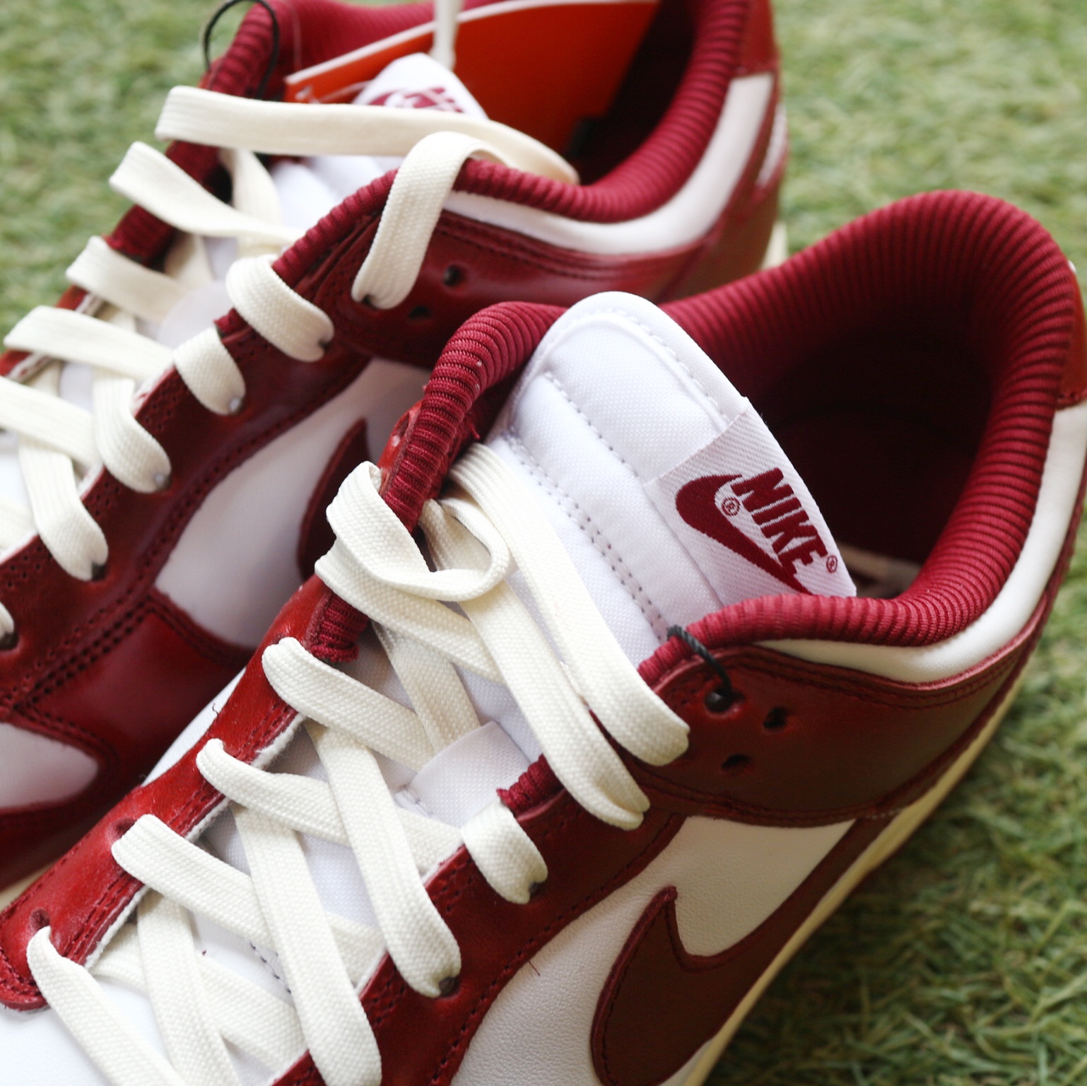 (W) Nike Dunk Low Retro PRM Team Red and White 착용 스타일 - 2