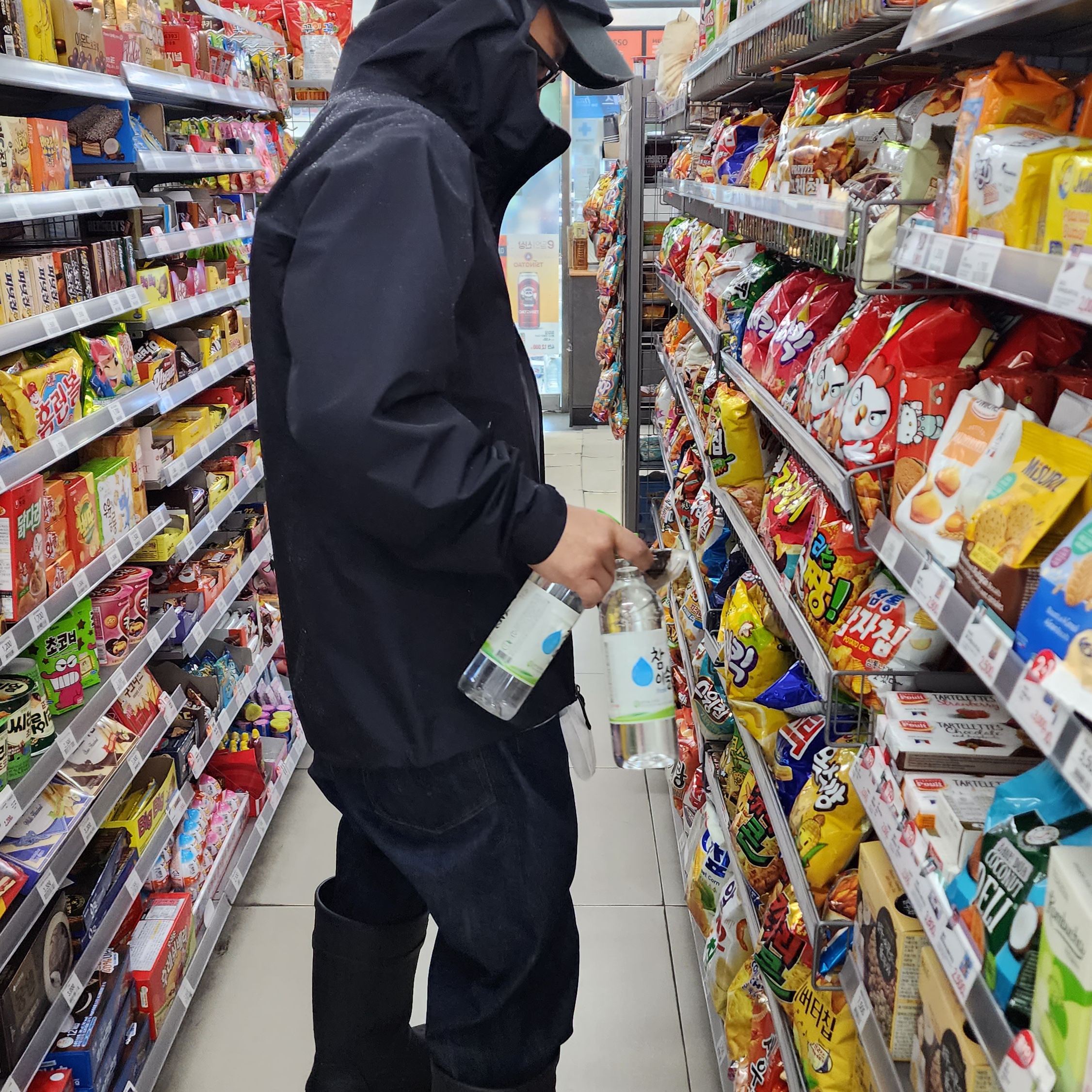 Balenciaga x Crocs Rubber Boot Black, Arc'teryx Beta LT Jacket Black 착용 스타일