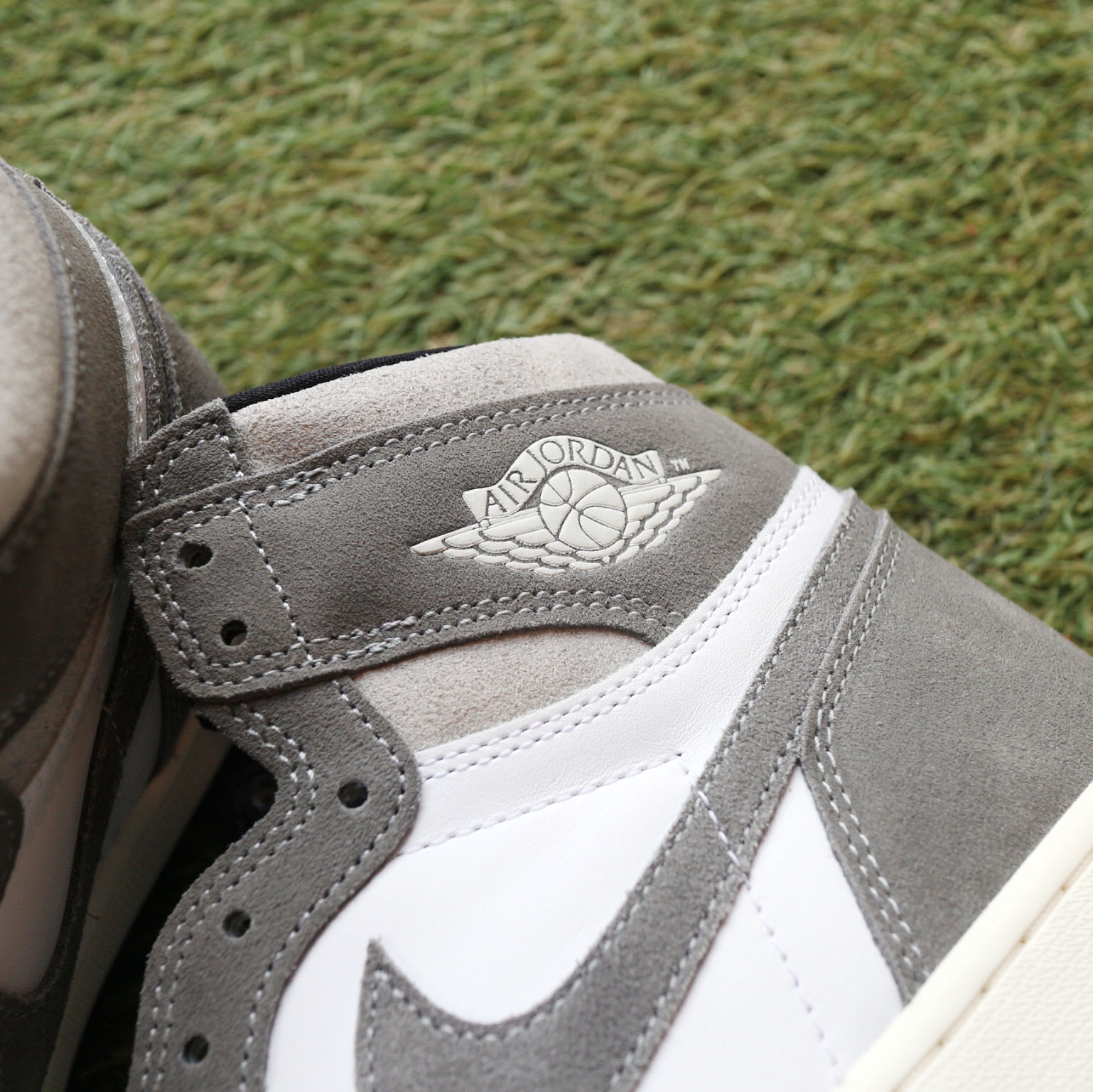 Jordan 1 Retro High OG Black and Smoke Grey 착용 스타일 - 2