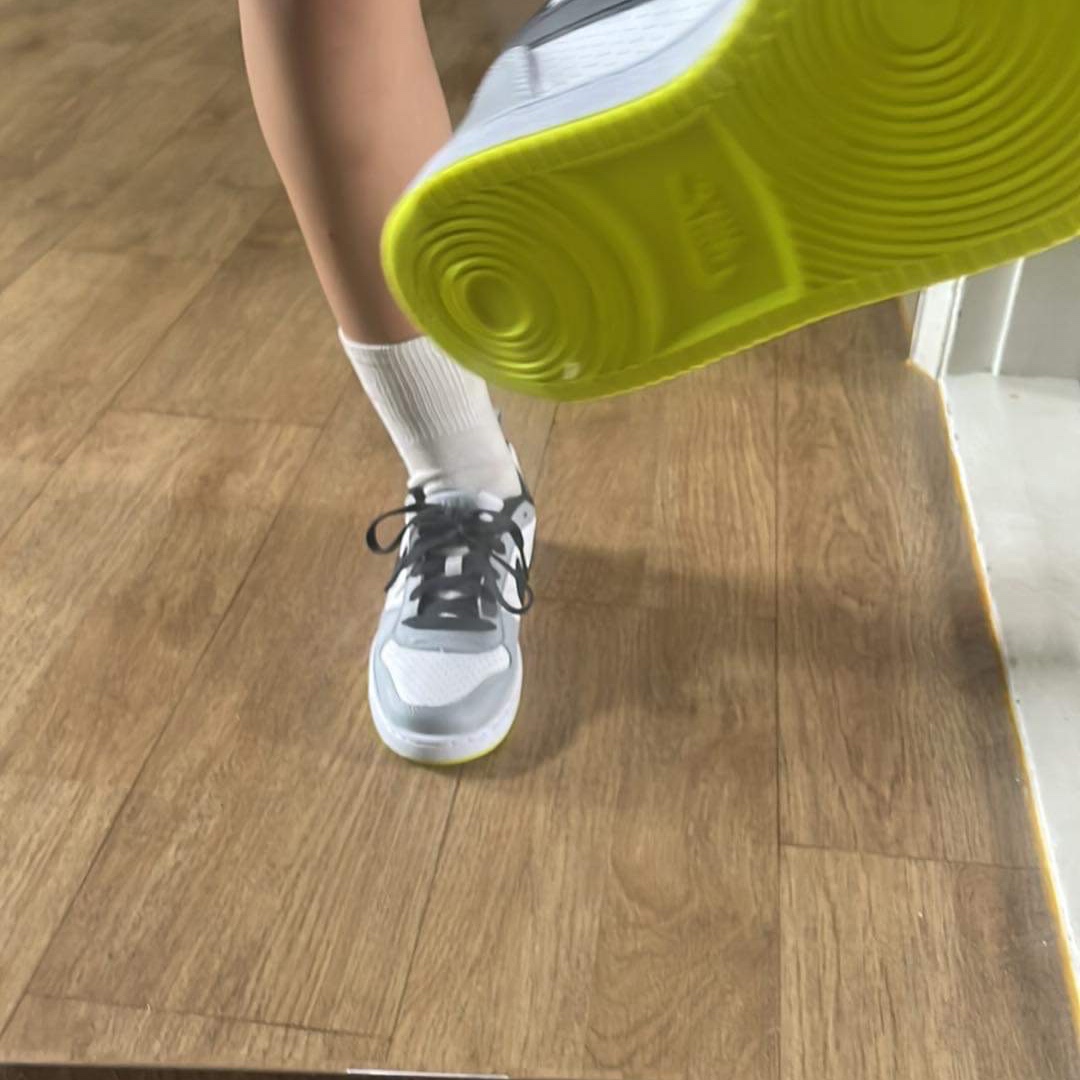(GS) Nike Court Borough Low White Black Wolf Grey 착용 스타일 - 2