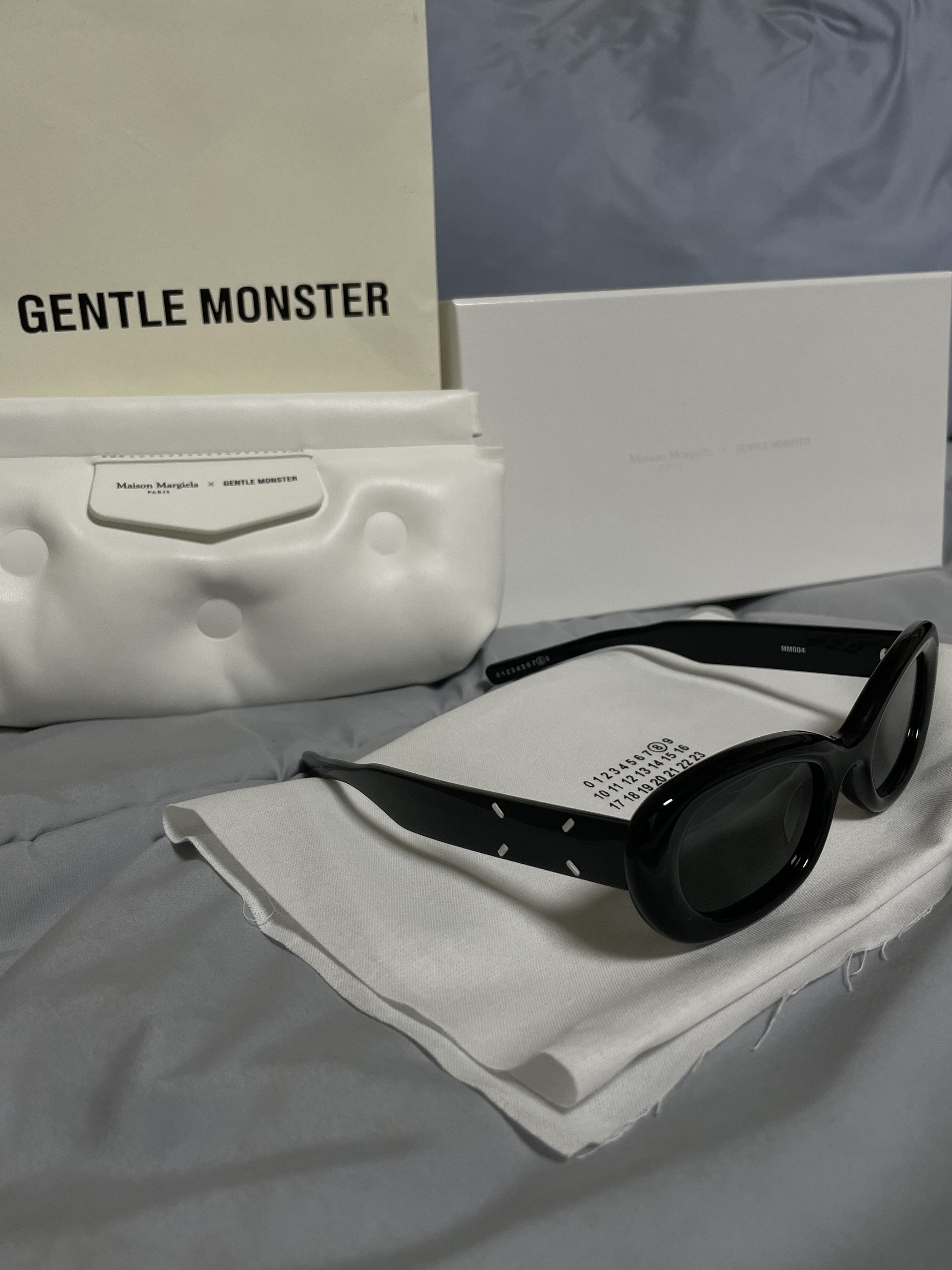 Gentle Monster x Maison Margiela MM004 Black Black 착용 스타일