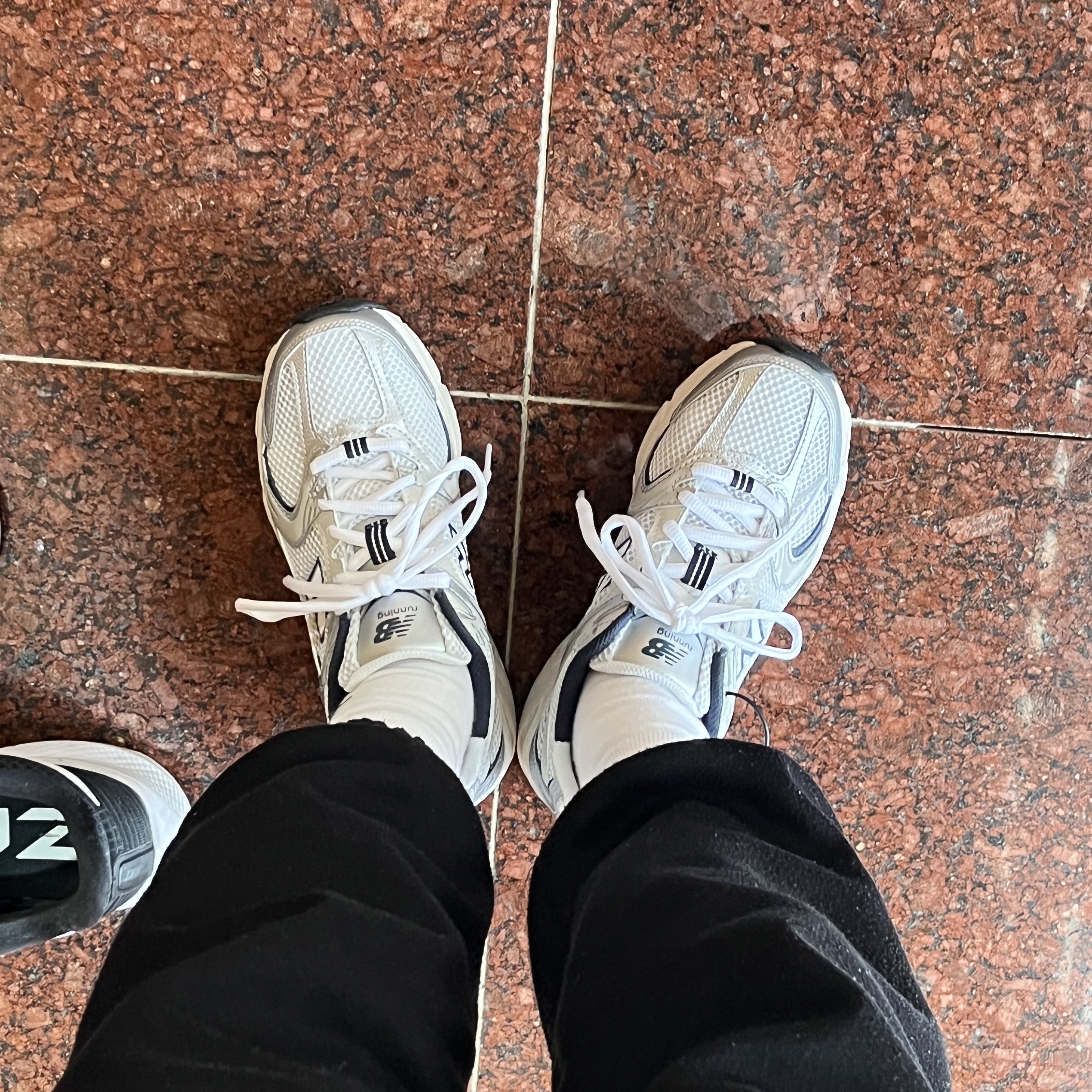 New Balance 530 Steel Grey 착용 스타일 - 2