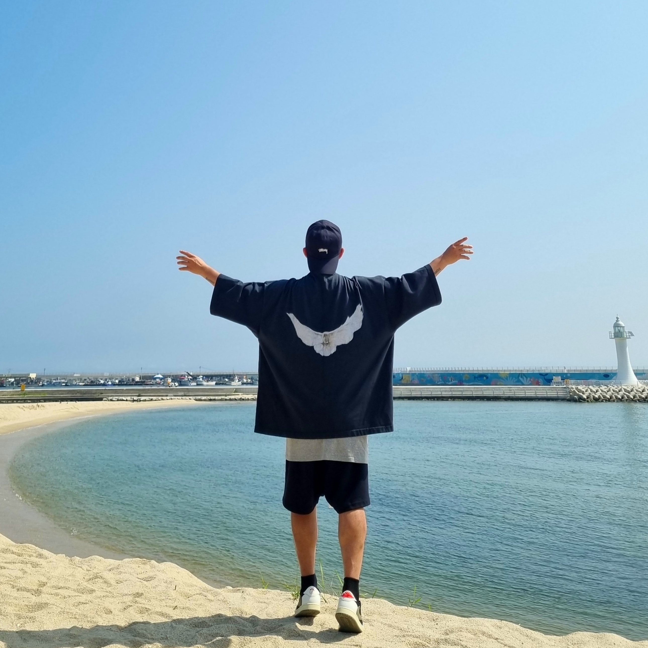 (W) Jordan 1 x Travis Scott Retro Low OG SP Medium Olive, Yeezy Gap Engineered By Balenciaga Dove 3/4 Sleeve T-Shirt Washed Black 착용 스타일