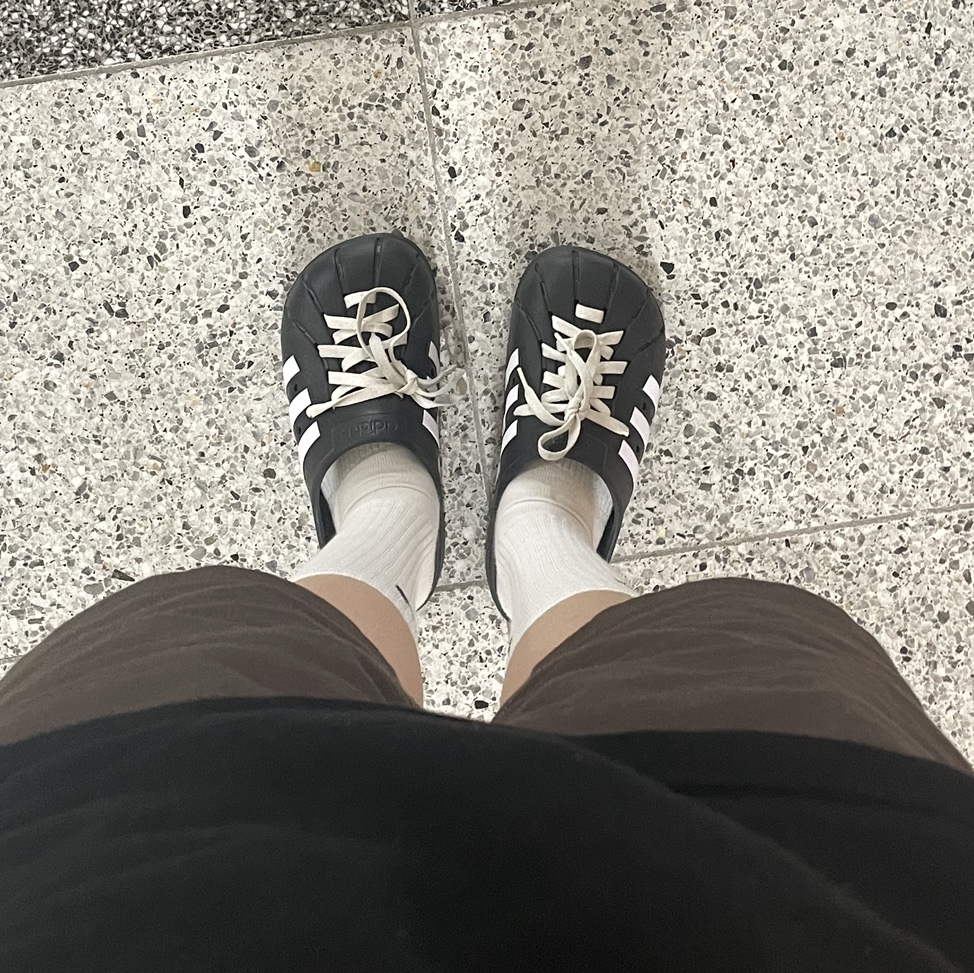 Adidas Adilette Clog Black White 착용 스타일 - 3