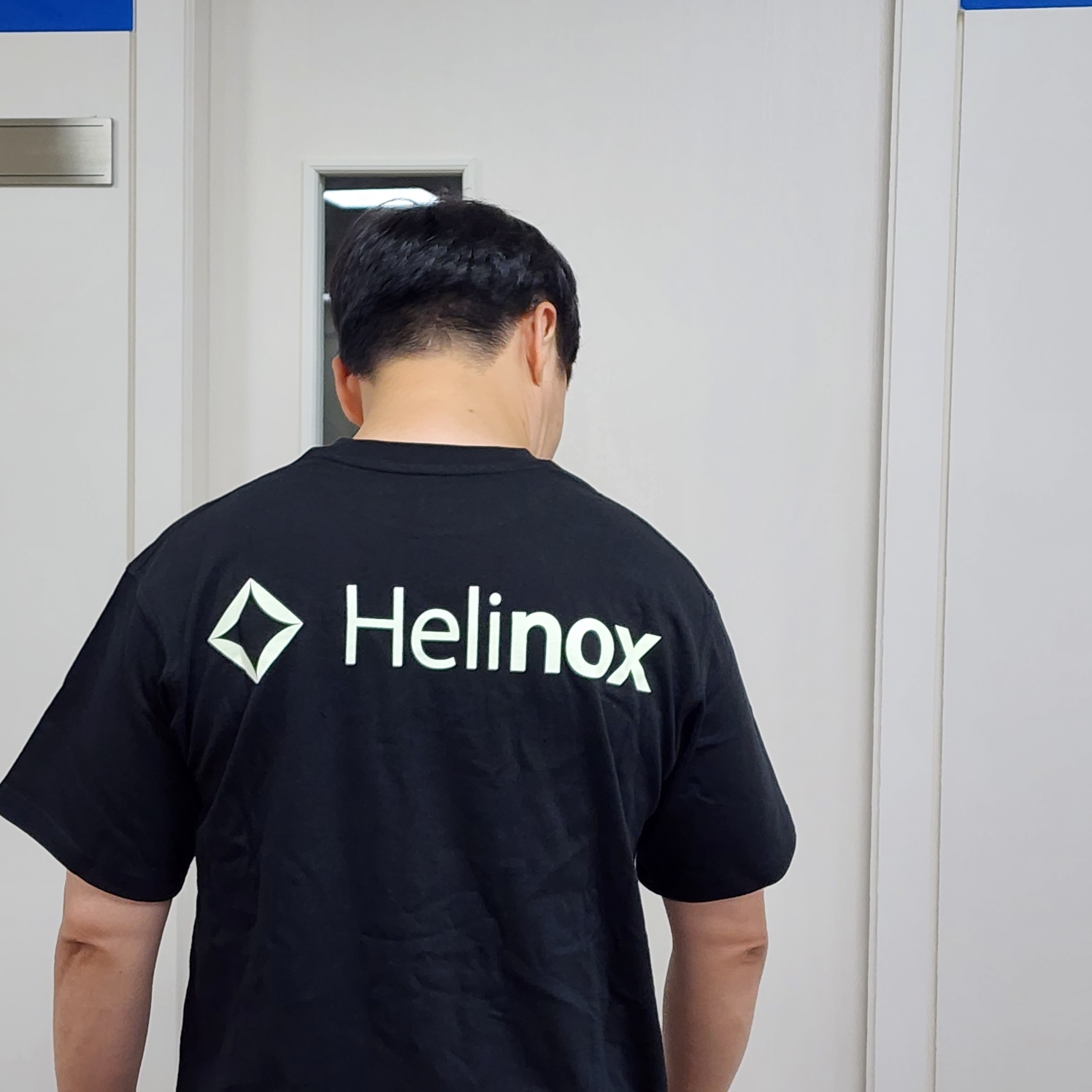 Helinox Glow Edition Pocket T-Shirt Black 착용 스타일