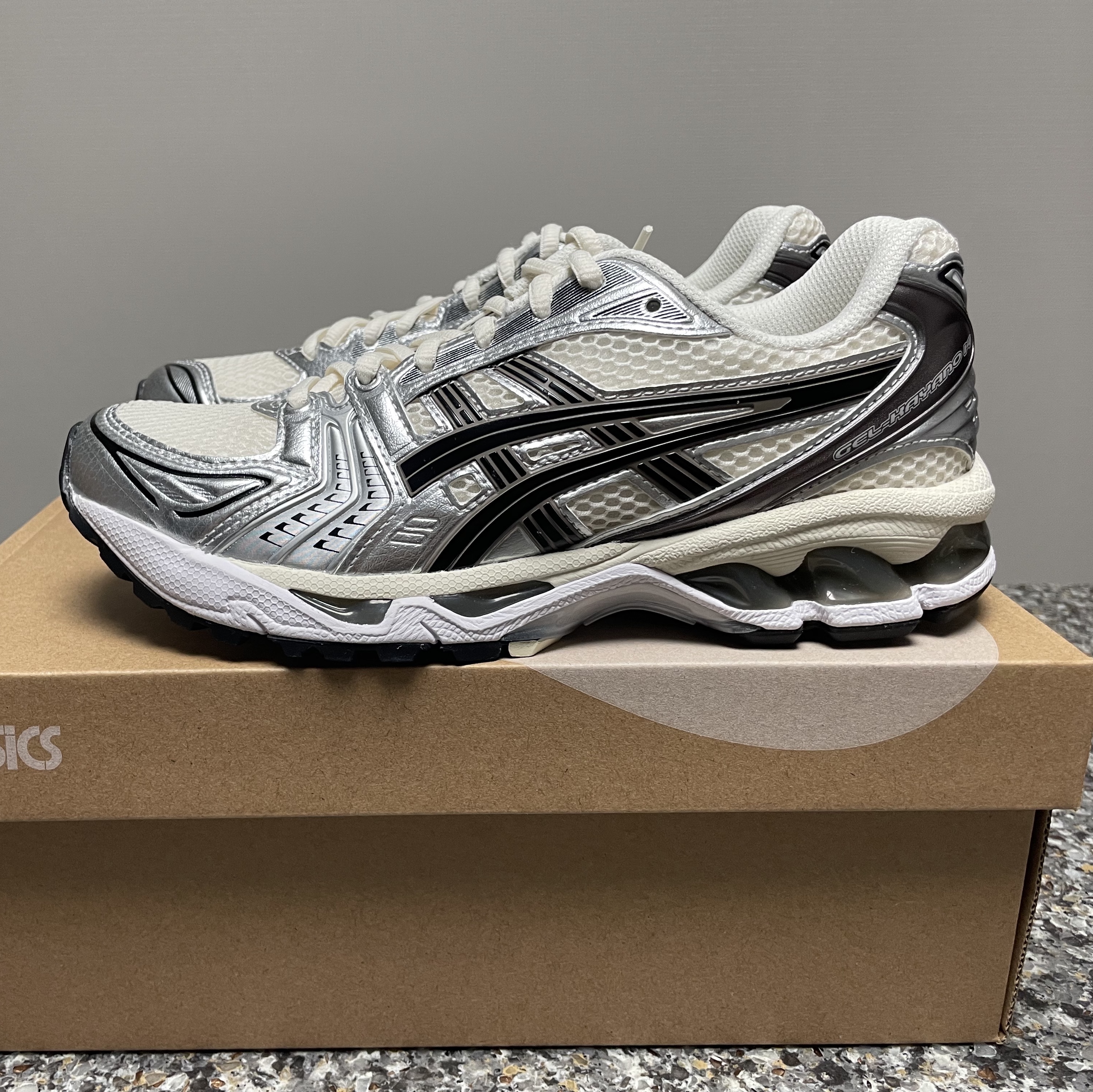 Asics Gel-Kayano 14 Cream Black 착용 스타일 - 1