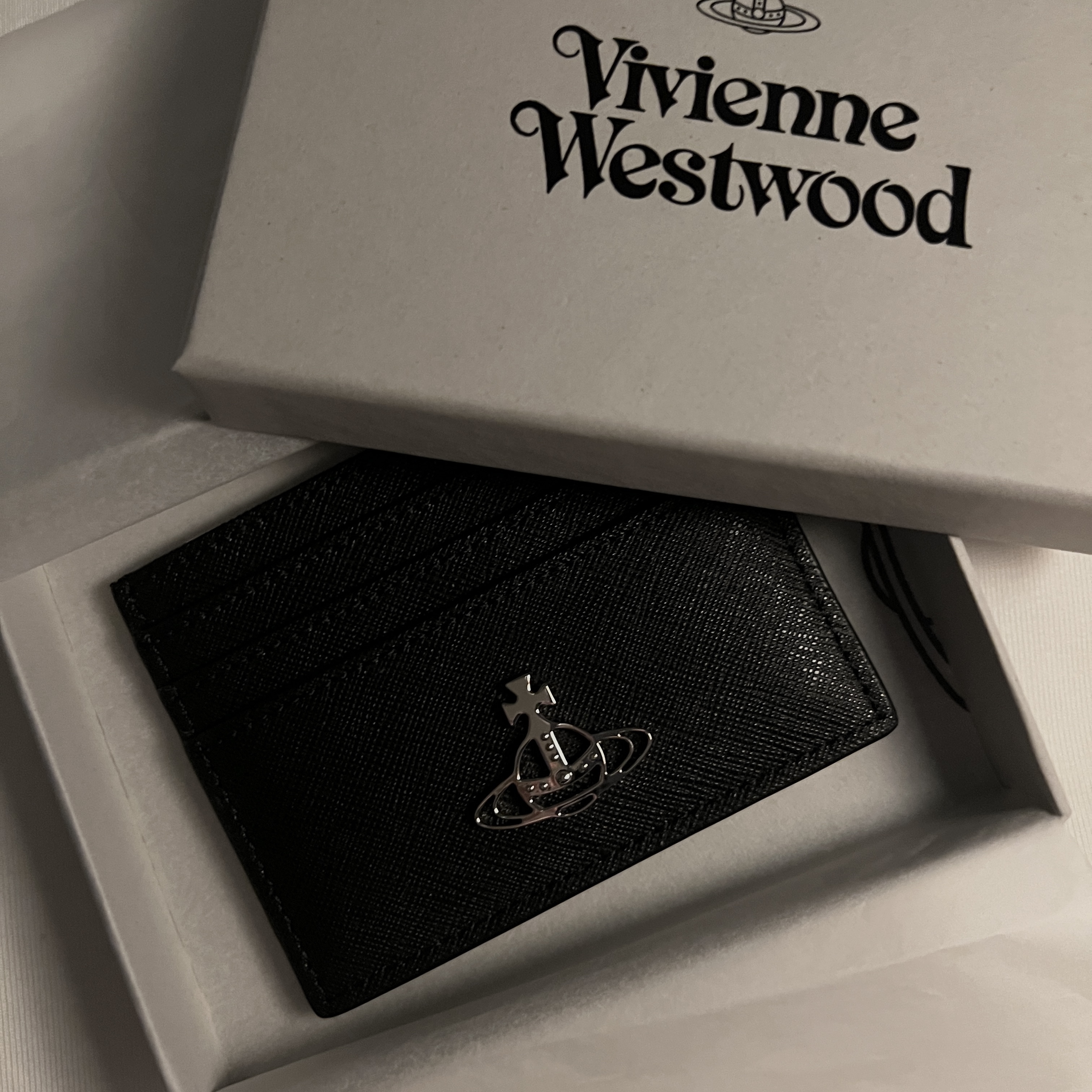 Vivienne Westwood Logo Card Holder Black 착용 스타일