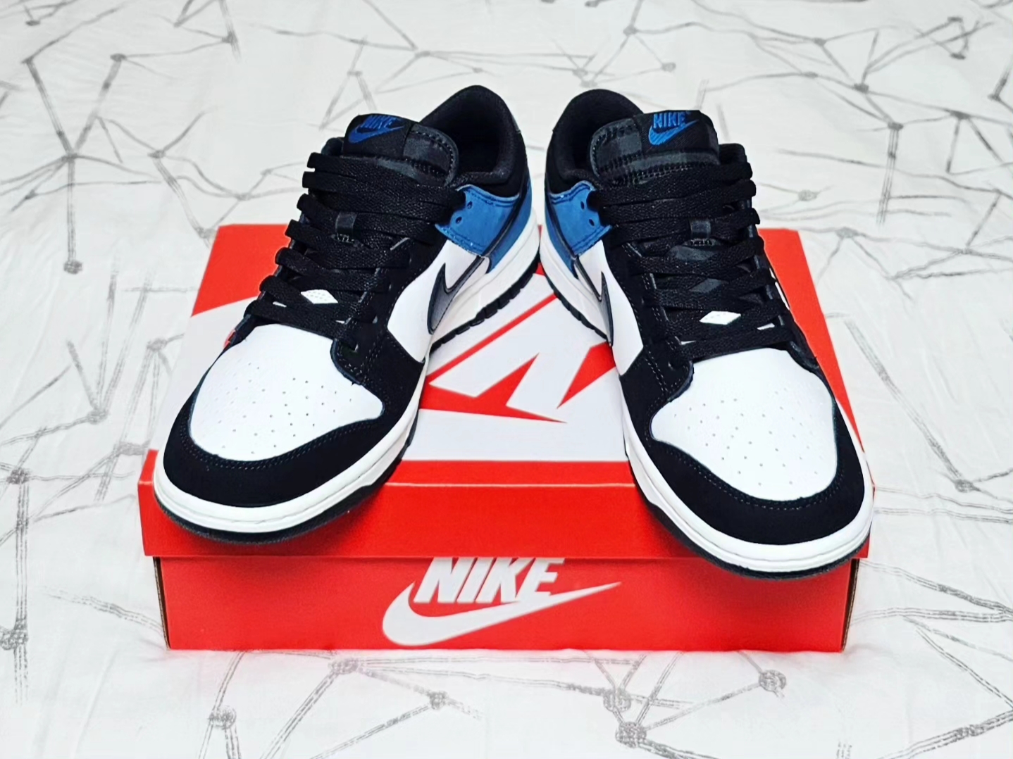 Nike Dunk Low Retro Summit White Industrial Blue 착용 스타일 - 3