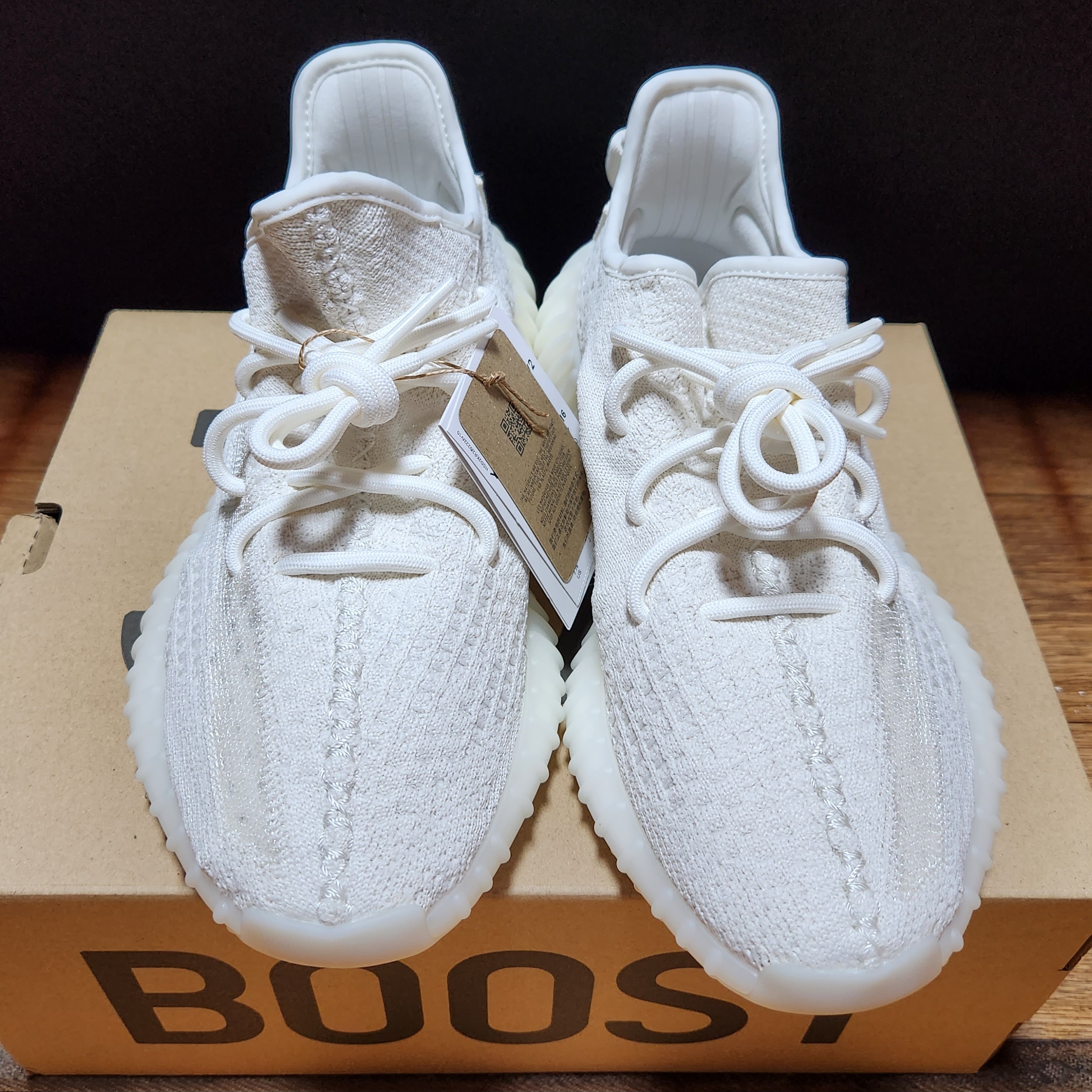 Adidas Yeezy Boost 350 V2 Bone 착용 스타일 - 1