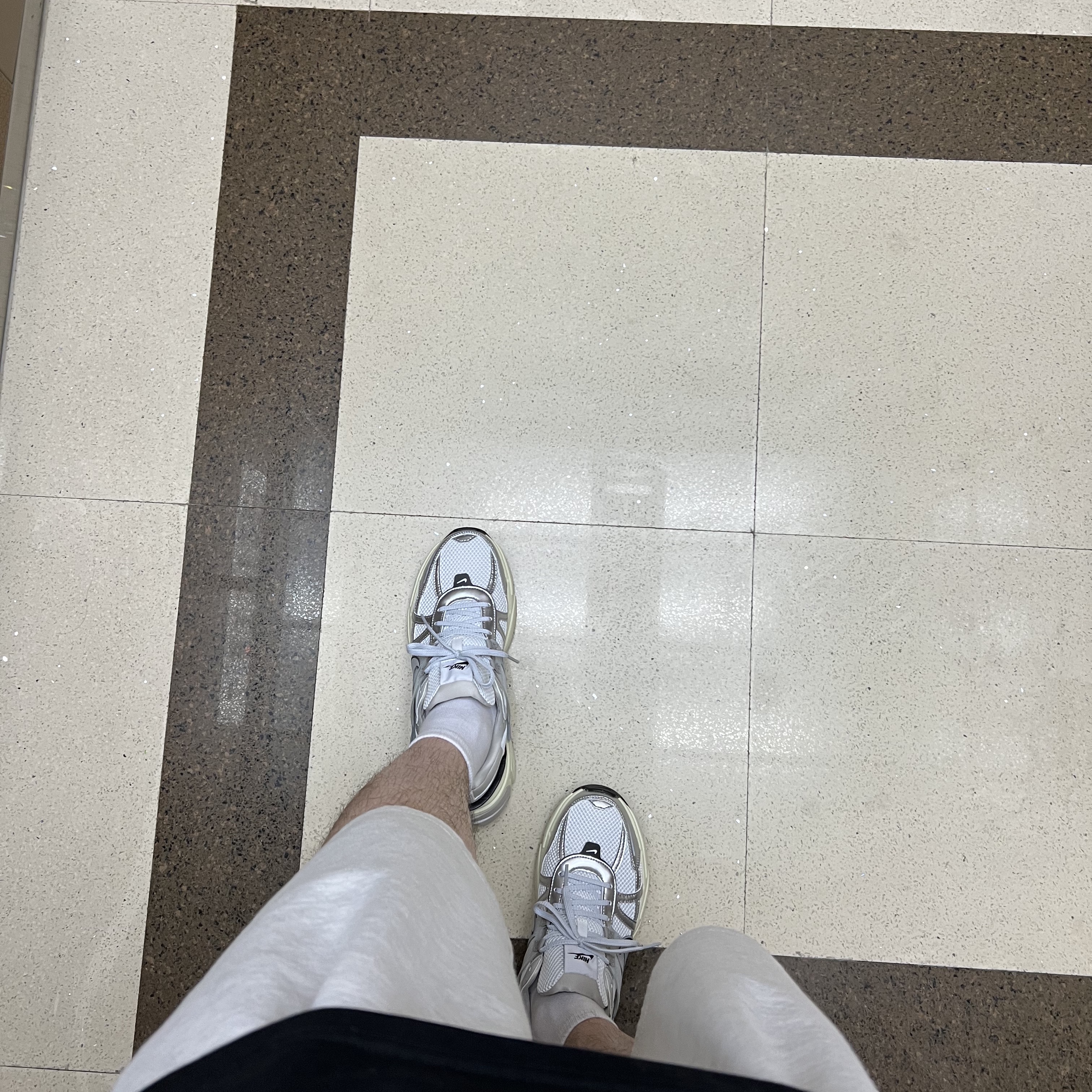 Nike V2K Run Summit White Metallic Silver 착용 스타일