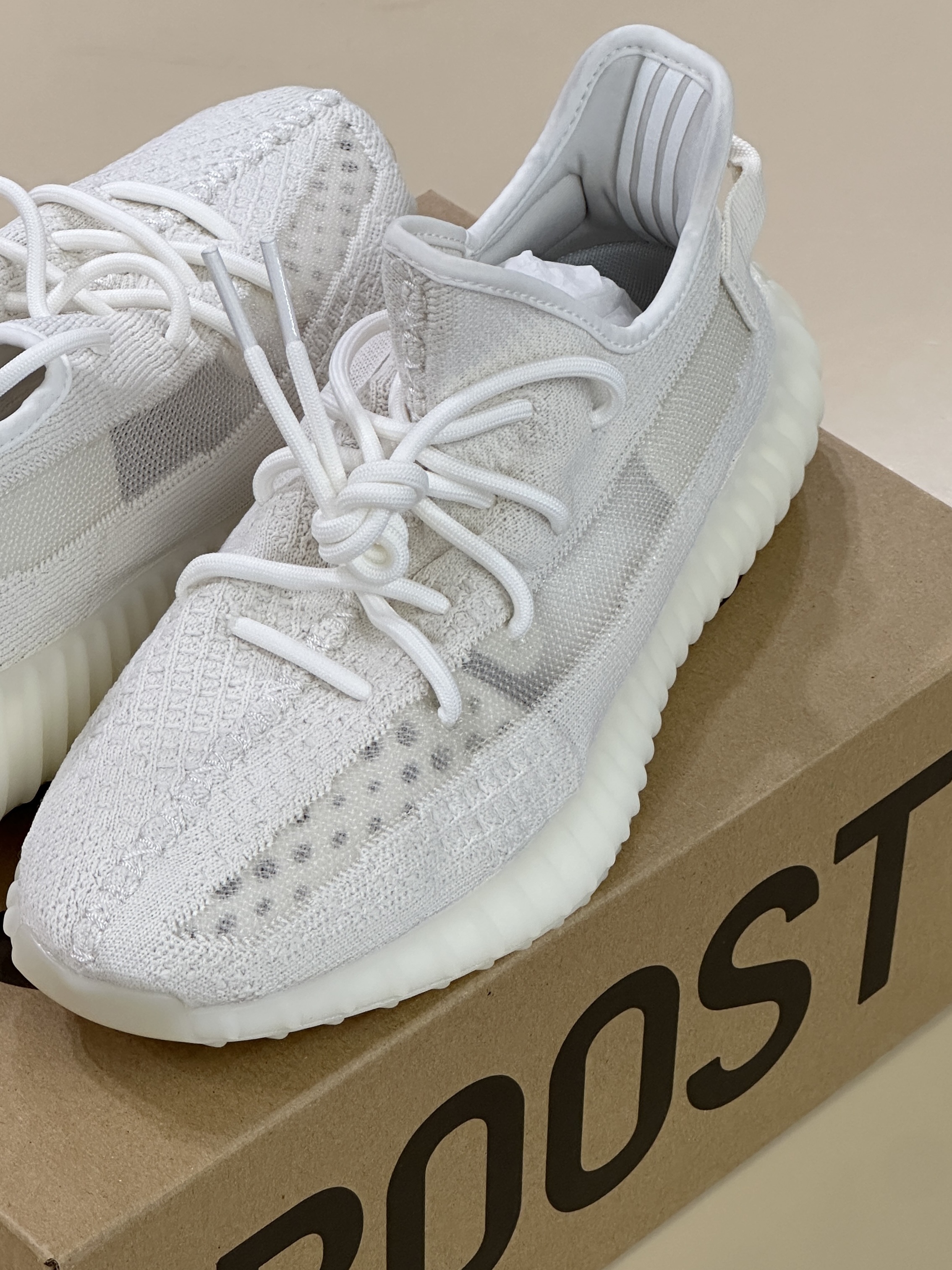 Adidas Yeezy Boost 350 V2 Bone 착용 스타일 - 1