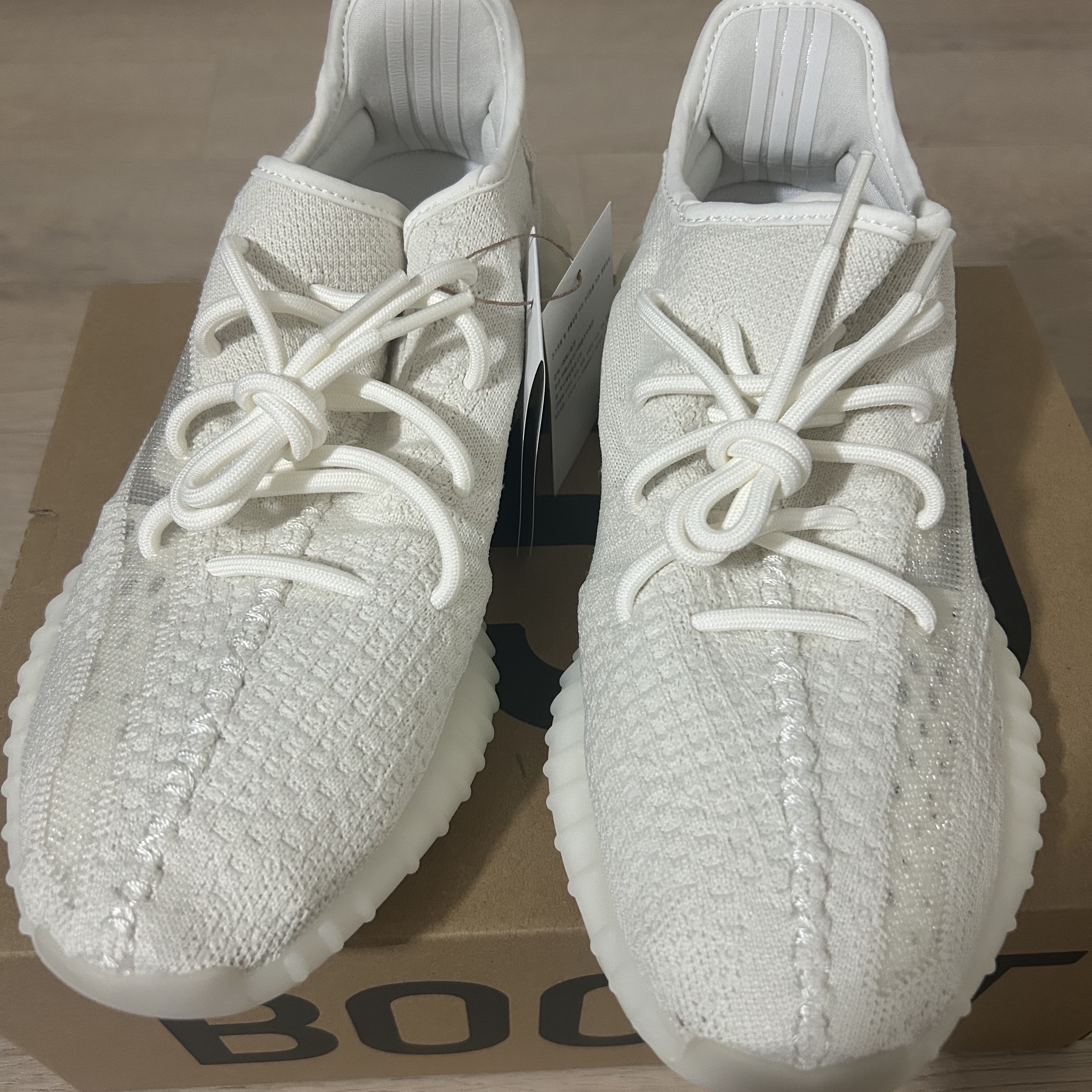 Adidas Yeezy Boost 350 V2 Bone 착용 스타일
