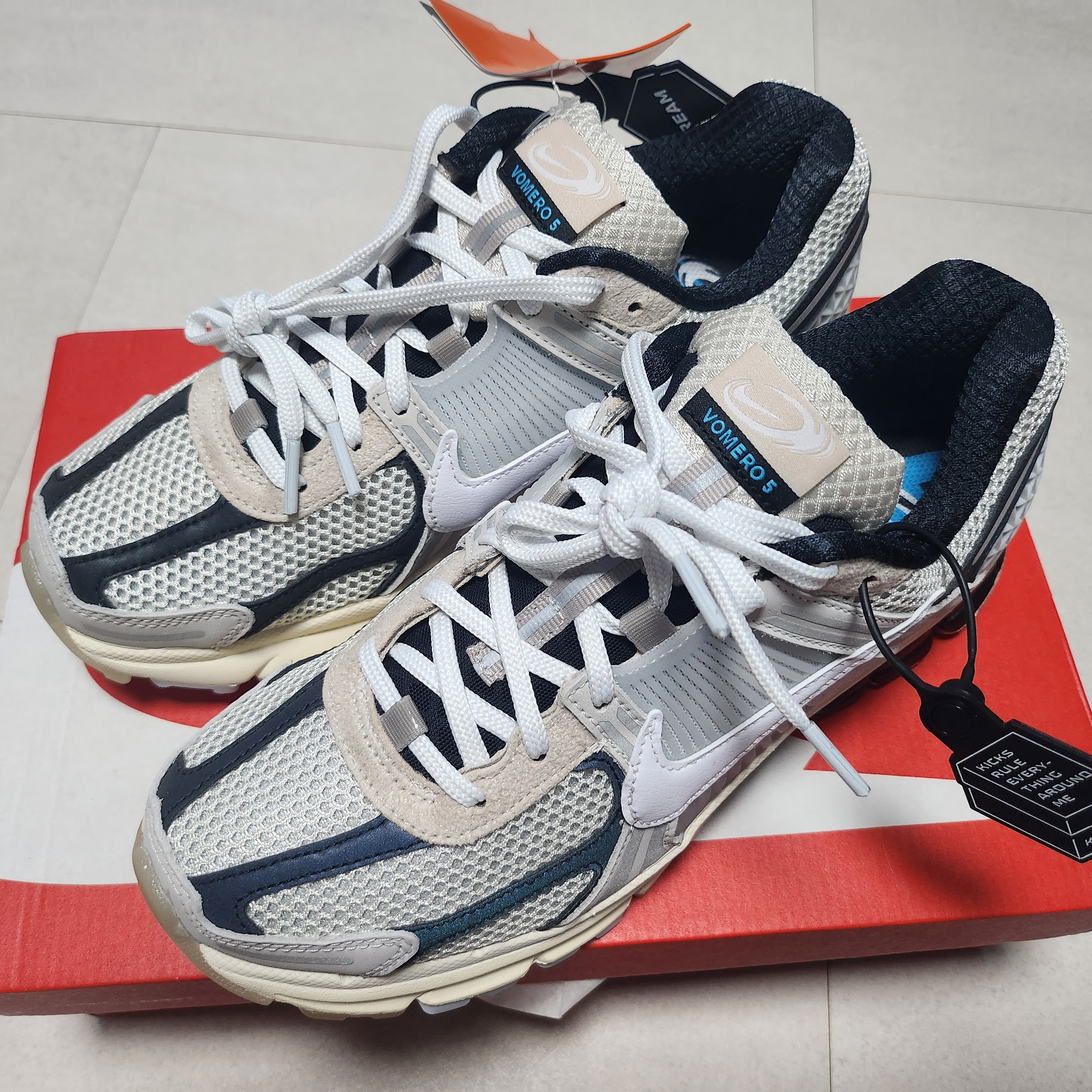Nike Zoom Vomero 5 Light Bone and Black 착용 스타일