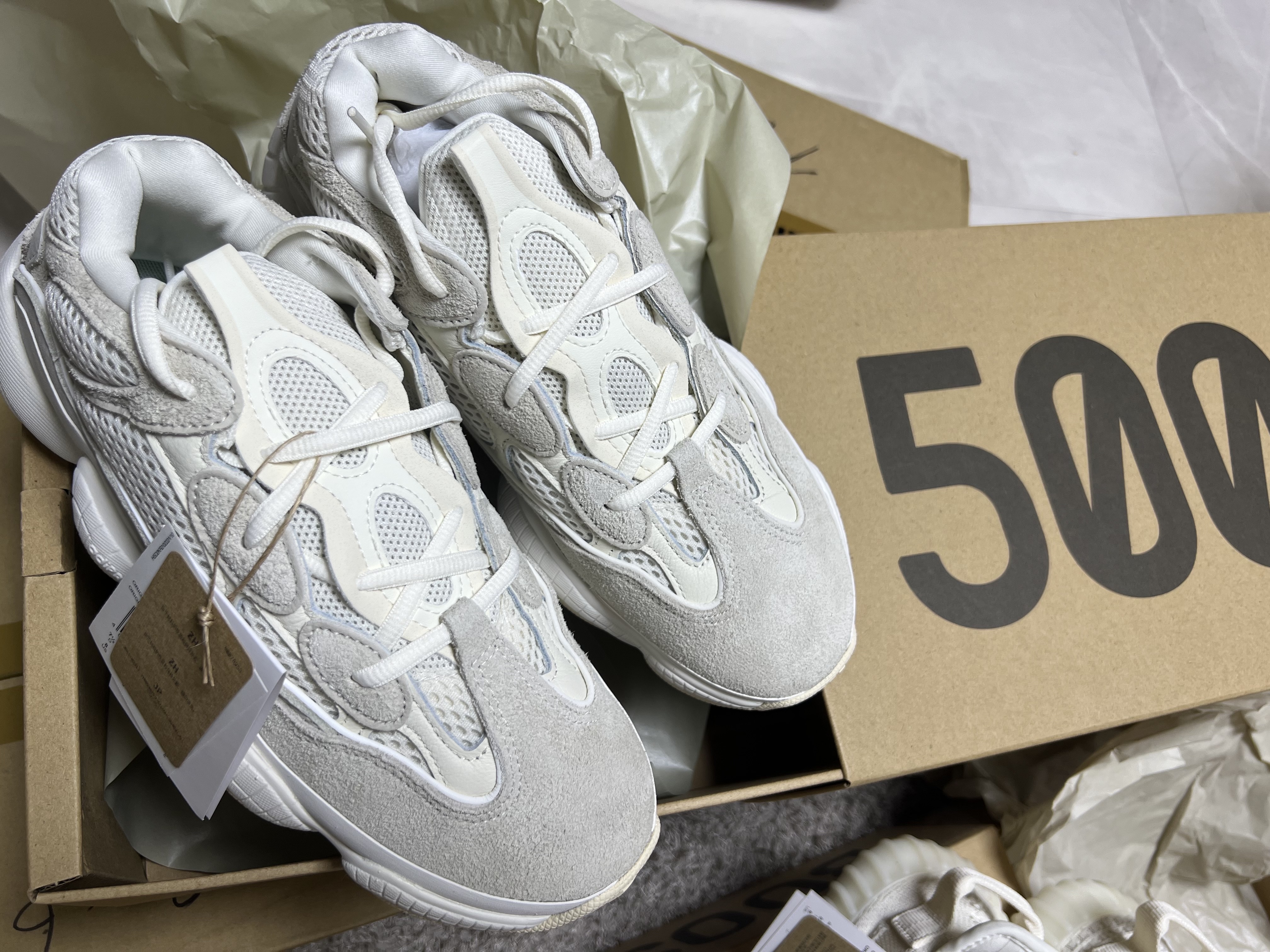 Adidas Yeezy 500 Bone White 착용 스타일