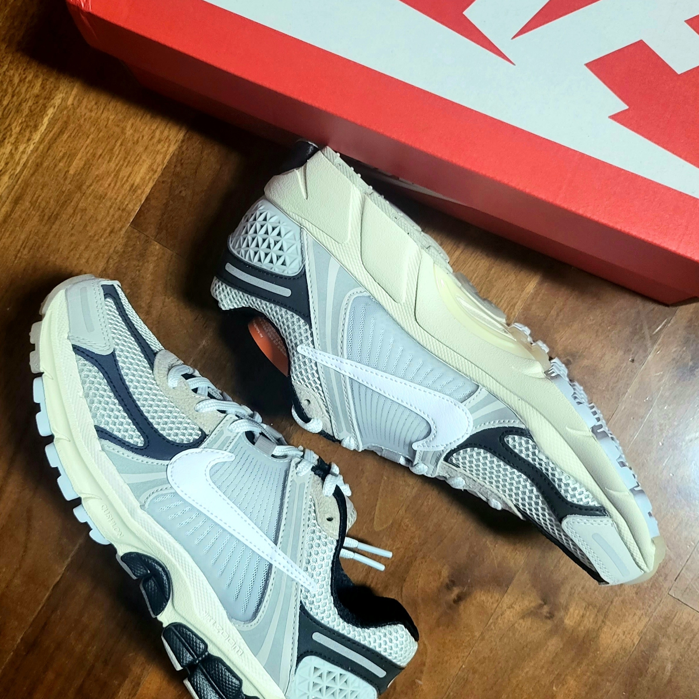 Nike Zoom Vomero 5 Light Bone and Black 착용 스타일