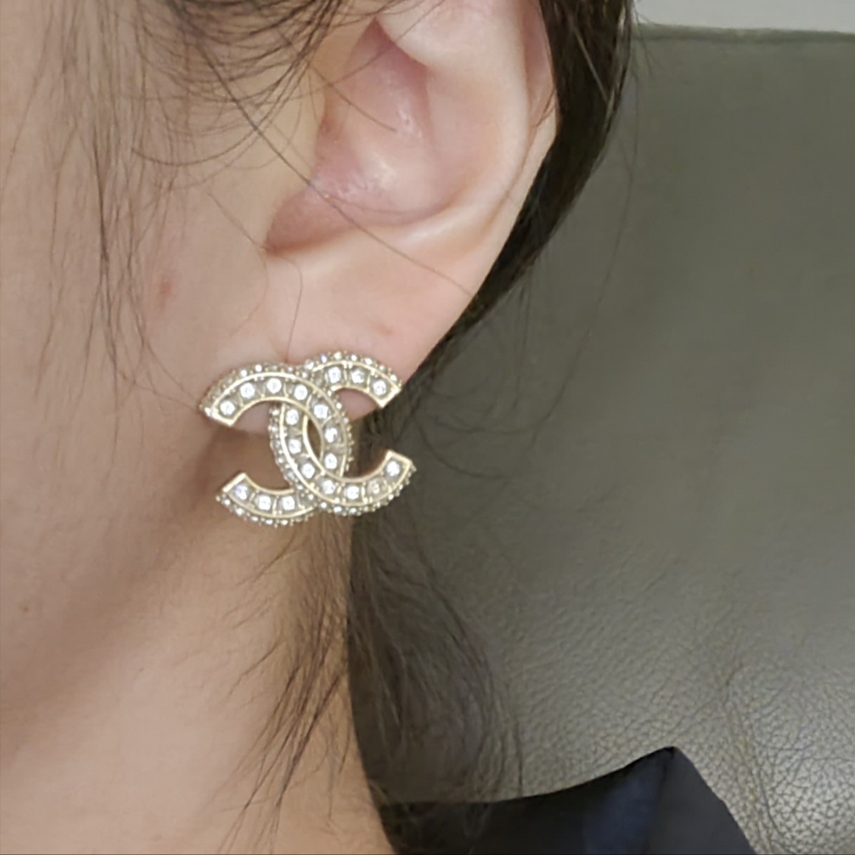 (W) Chanel Earrings Metal Diamantes & Gold Crystal 착용 스타일