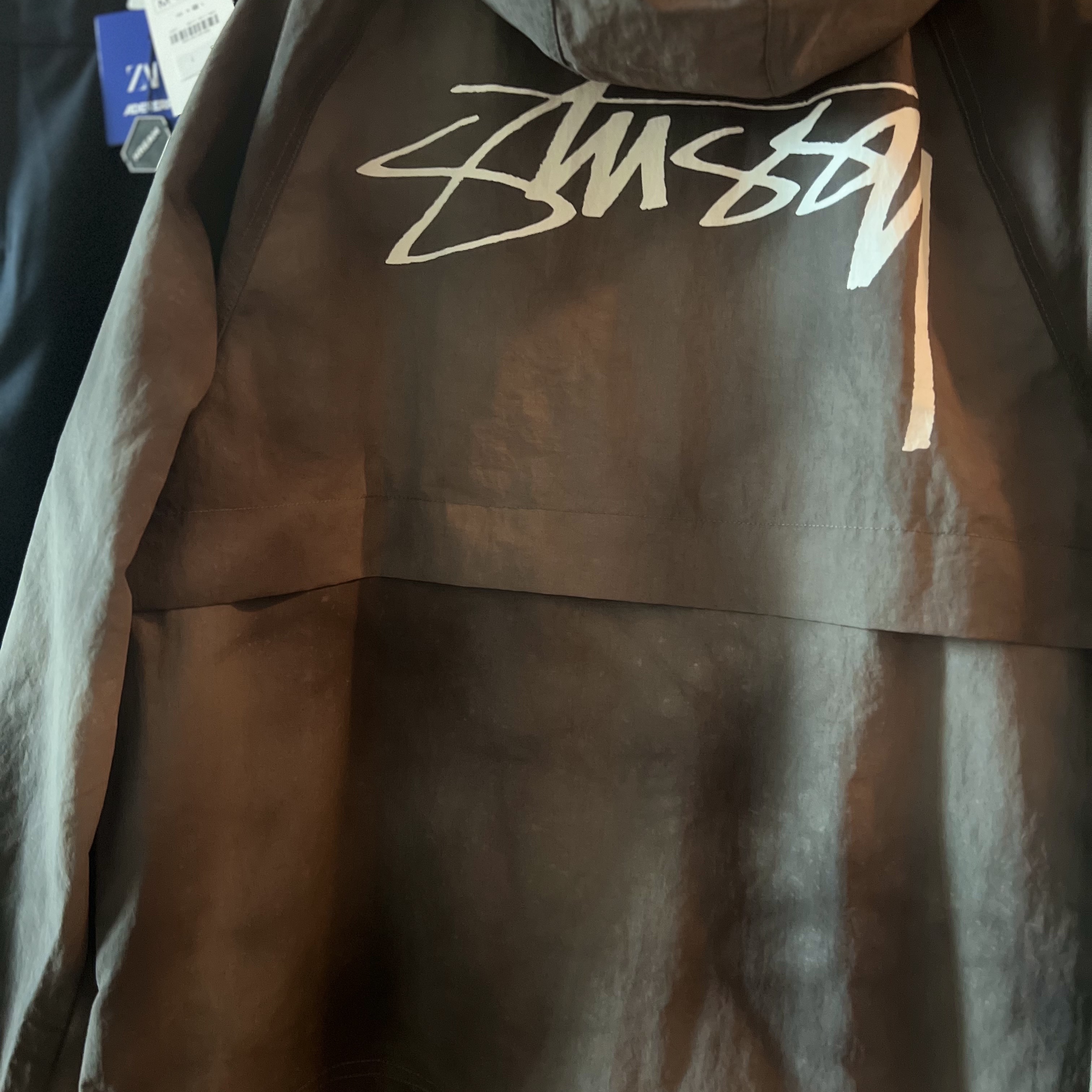 Stussy Wave Dye Beach Shell Jacket Black 착용 스타일 - 2