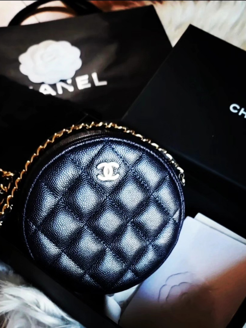 Chanel Clutch With Chain Grained Calfskin & Gold Black 착용 스타일 - 2