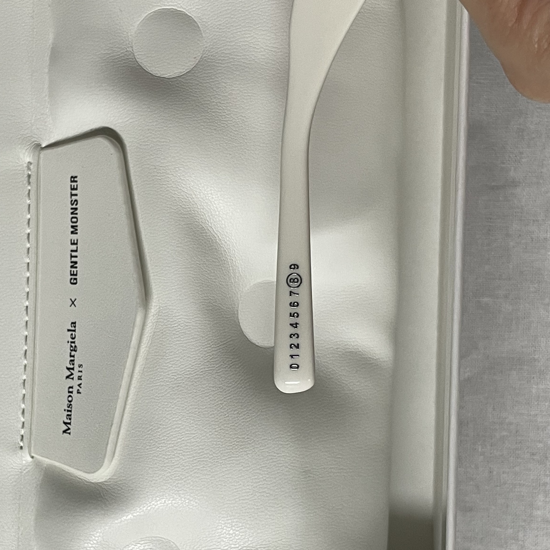 Gentle Monster x Maison Margiela MM005 White Black 착용 스타일 - 4